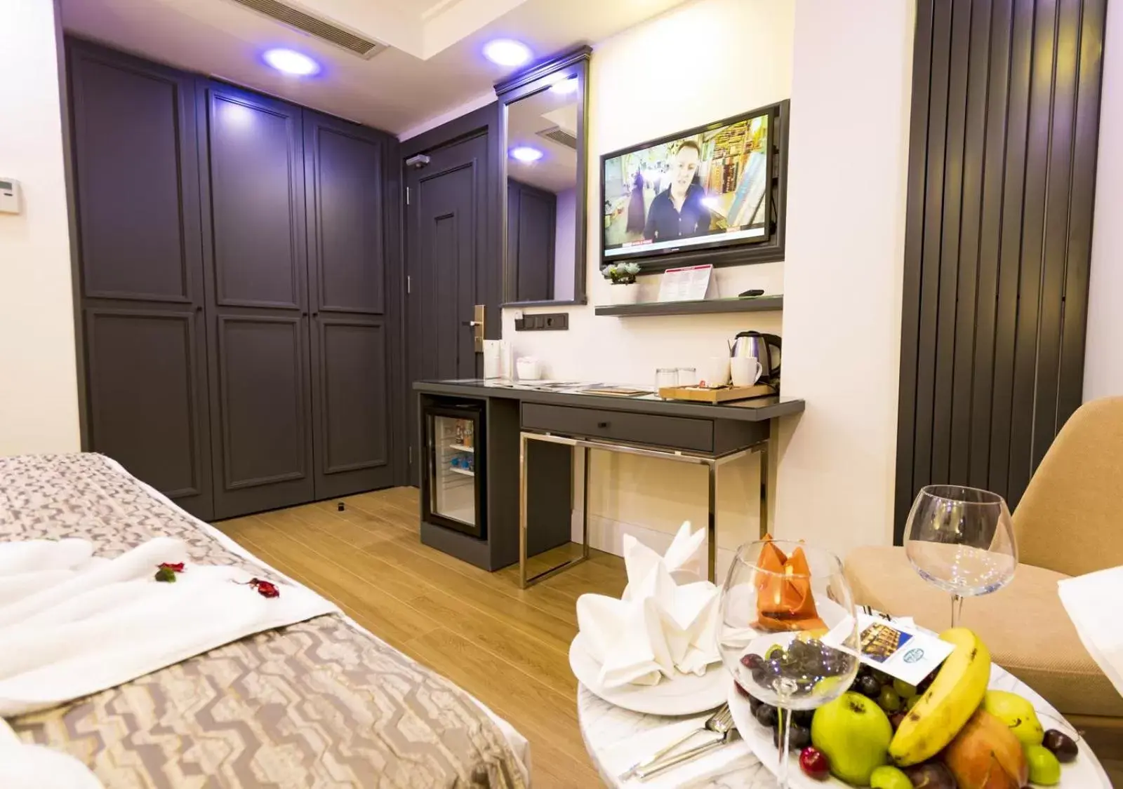 Communal lounge/ TV room in Antusa Design Hotel & Spa