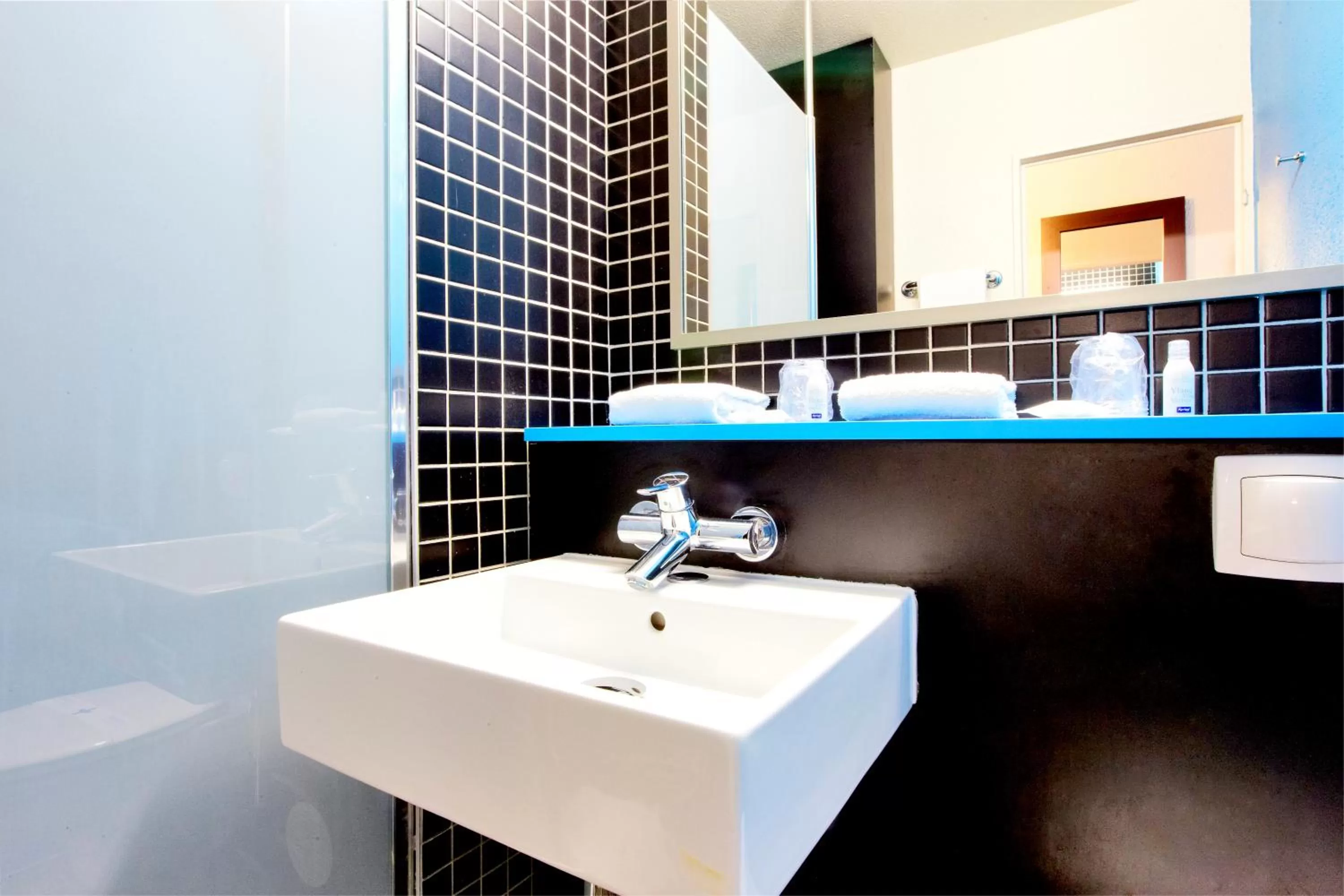 Bathroom in Kyriad Viry-Chatillon