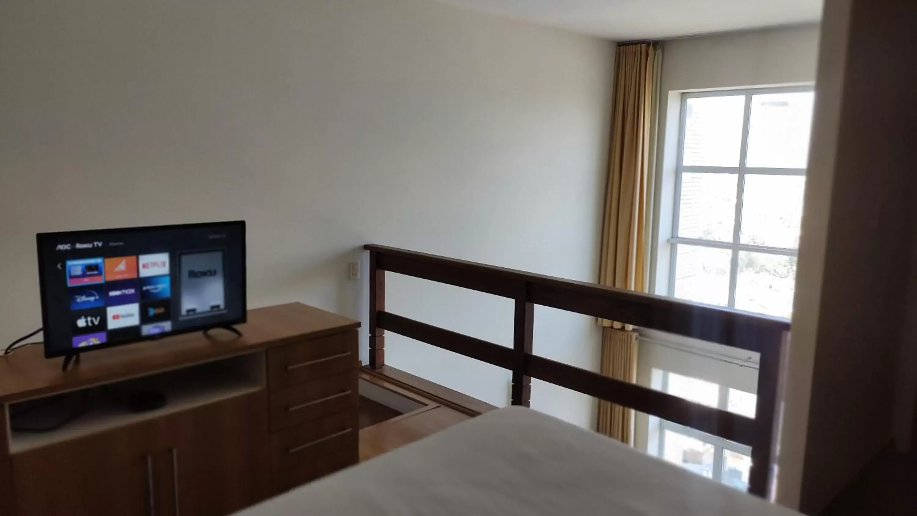 Bed, TV/Entertainment Center in Hotel City Hall