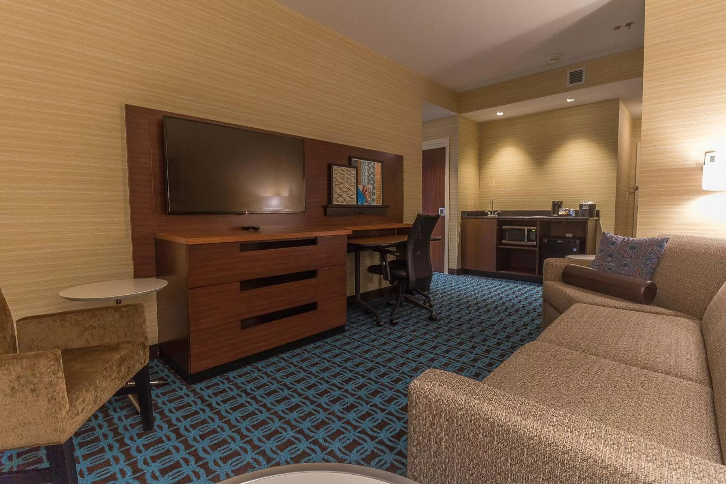 Living room, Seating Area in Fairfield Inn & Suites by Marriott Regina