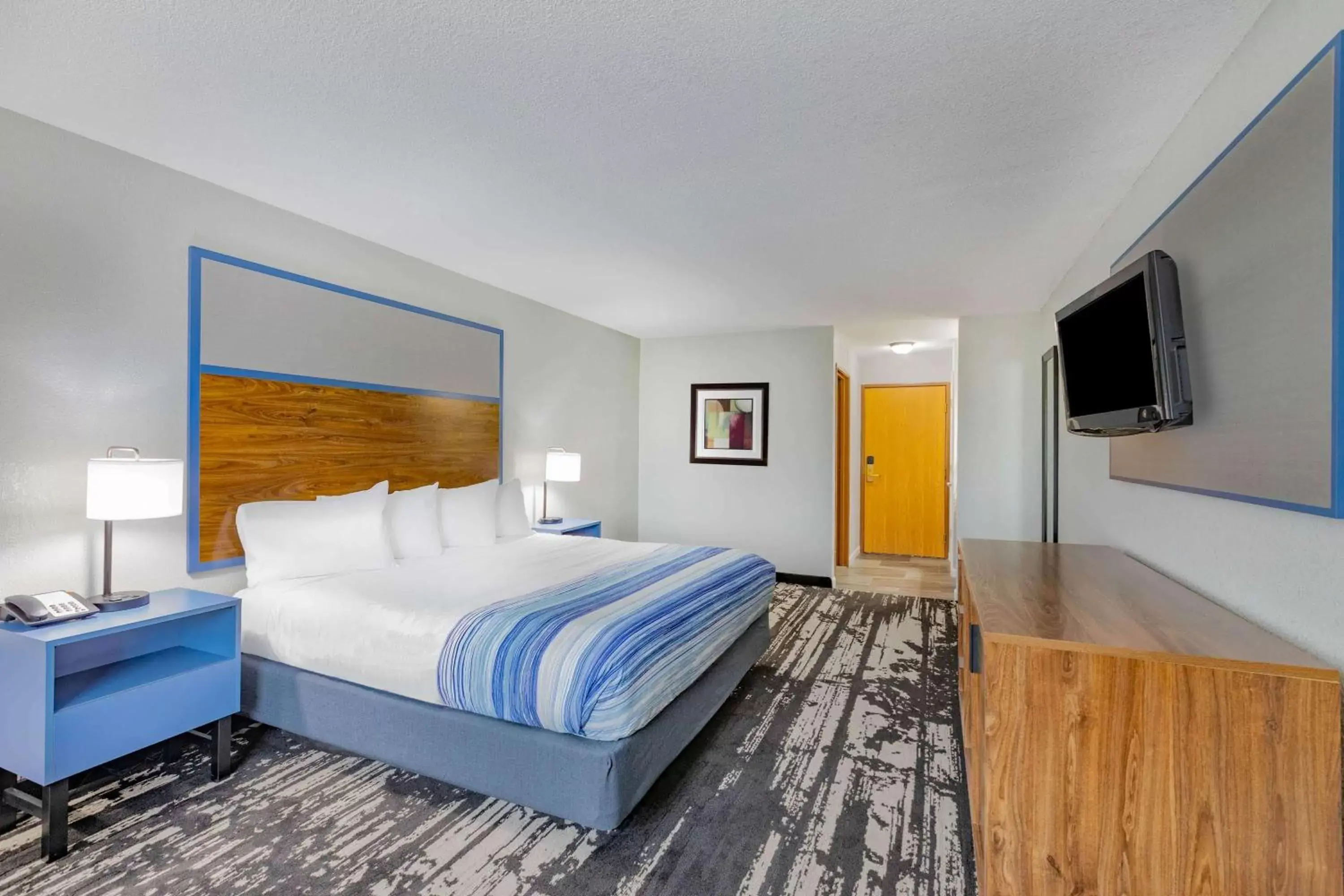 Photo of the whole room, Bed in AmericInn by Wyndham Pella