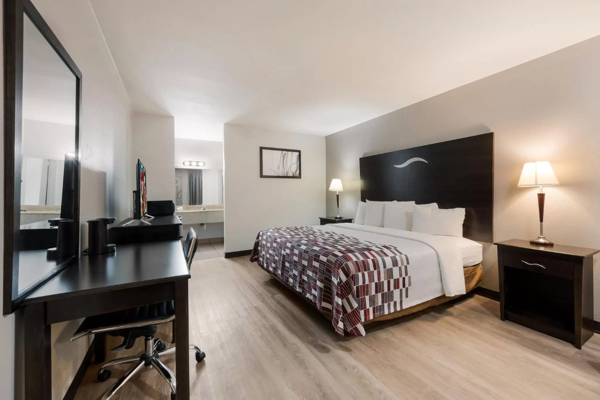 Photo of the whole room, Bed in Red Roof Inn College Station