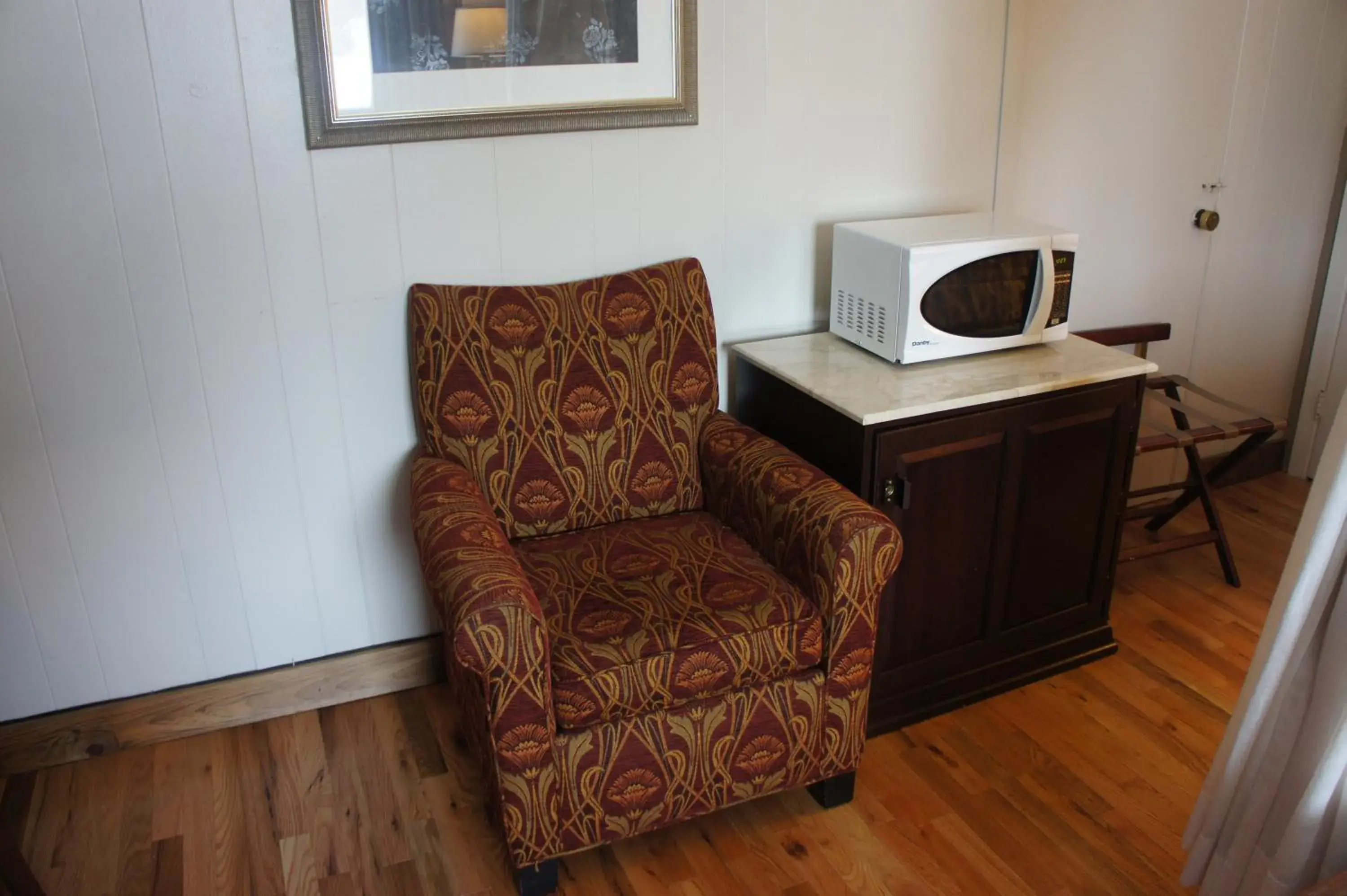 Photo of the whole room, Seating Area in Motel Clair Mont