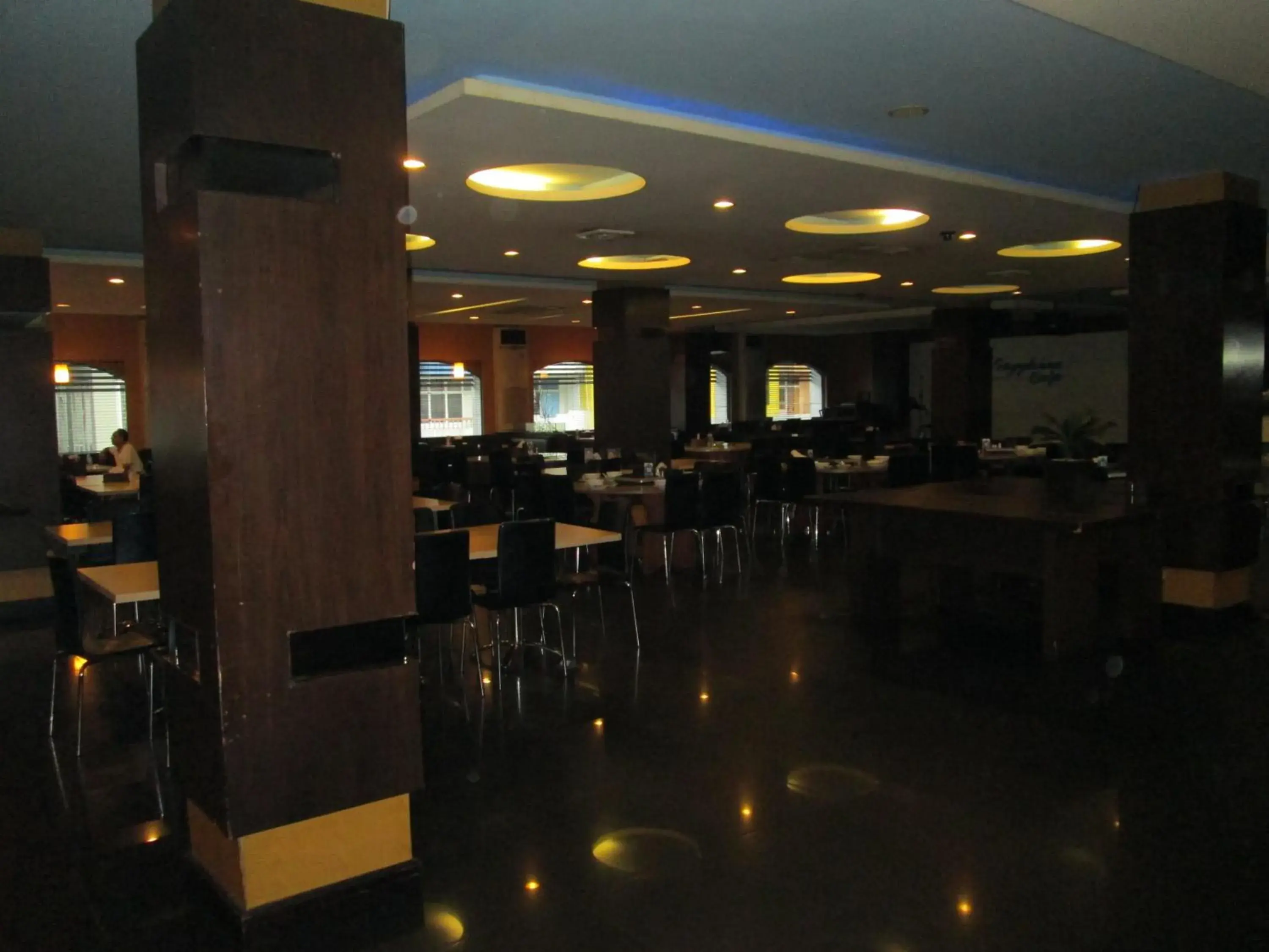 Restaurant/Places to Eat in Hotel Kini