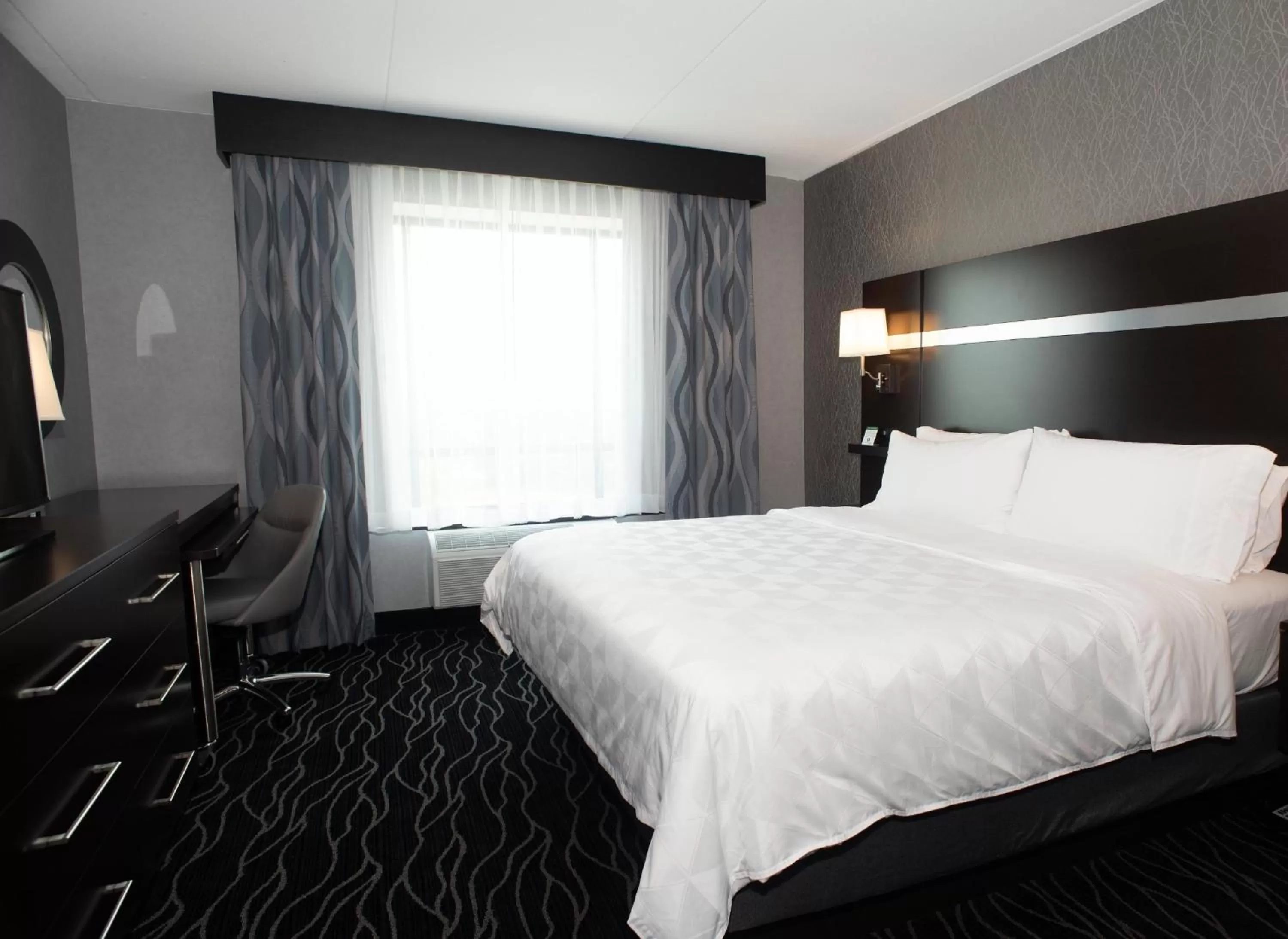 Photo of the whole room, Bed in Holiday Inn Hotel & Suites - Joliet Southwest by IHG