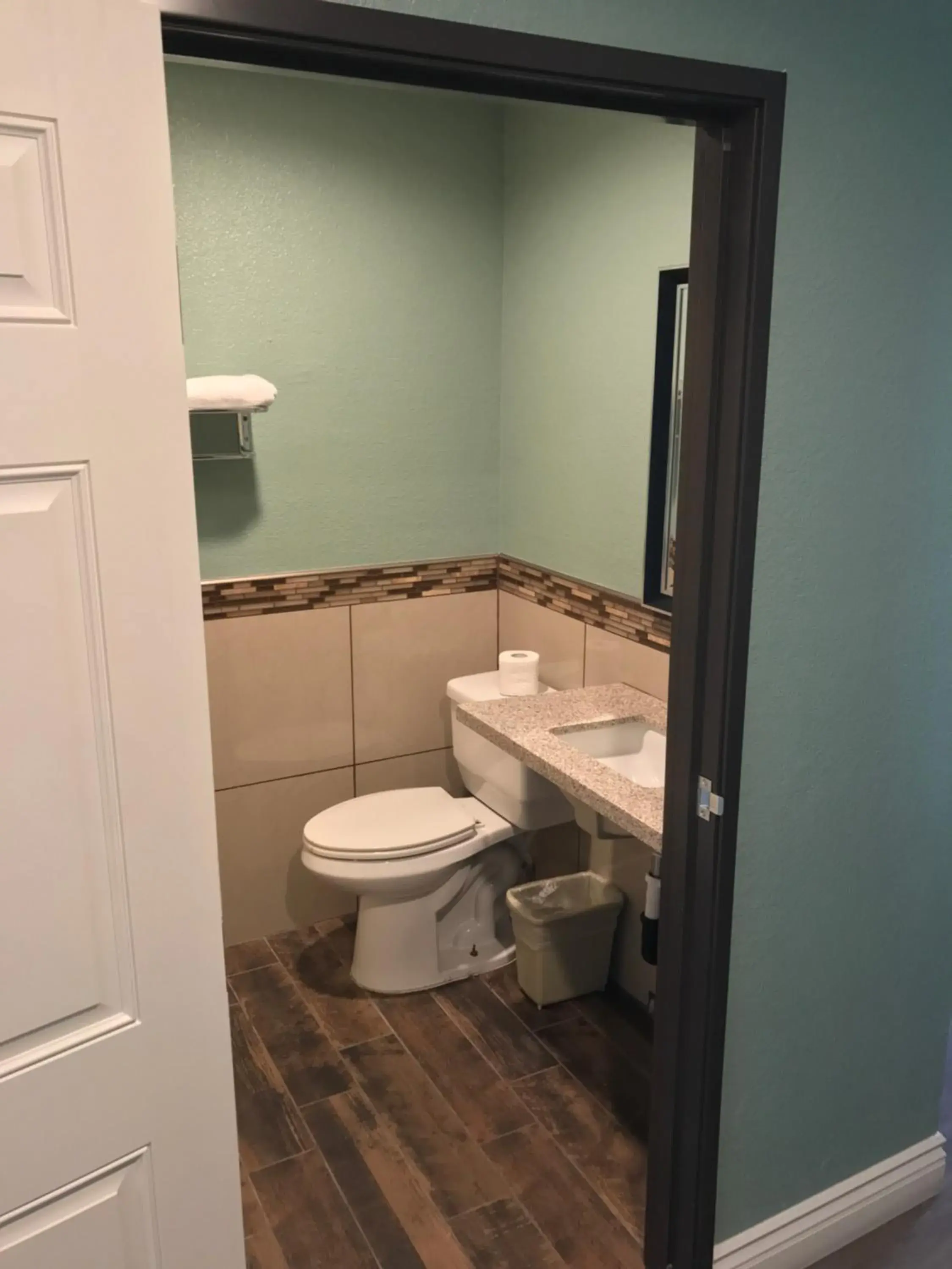 Bathroom in Highland Park Motel