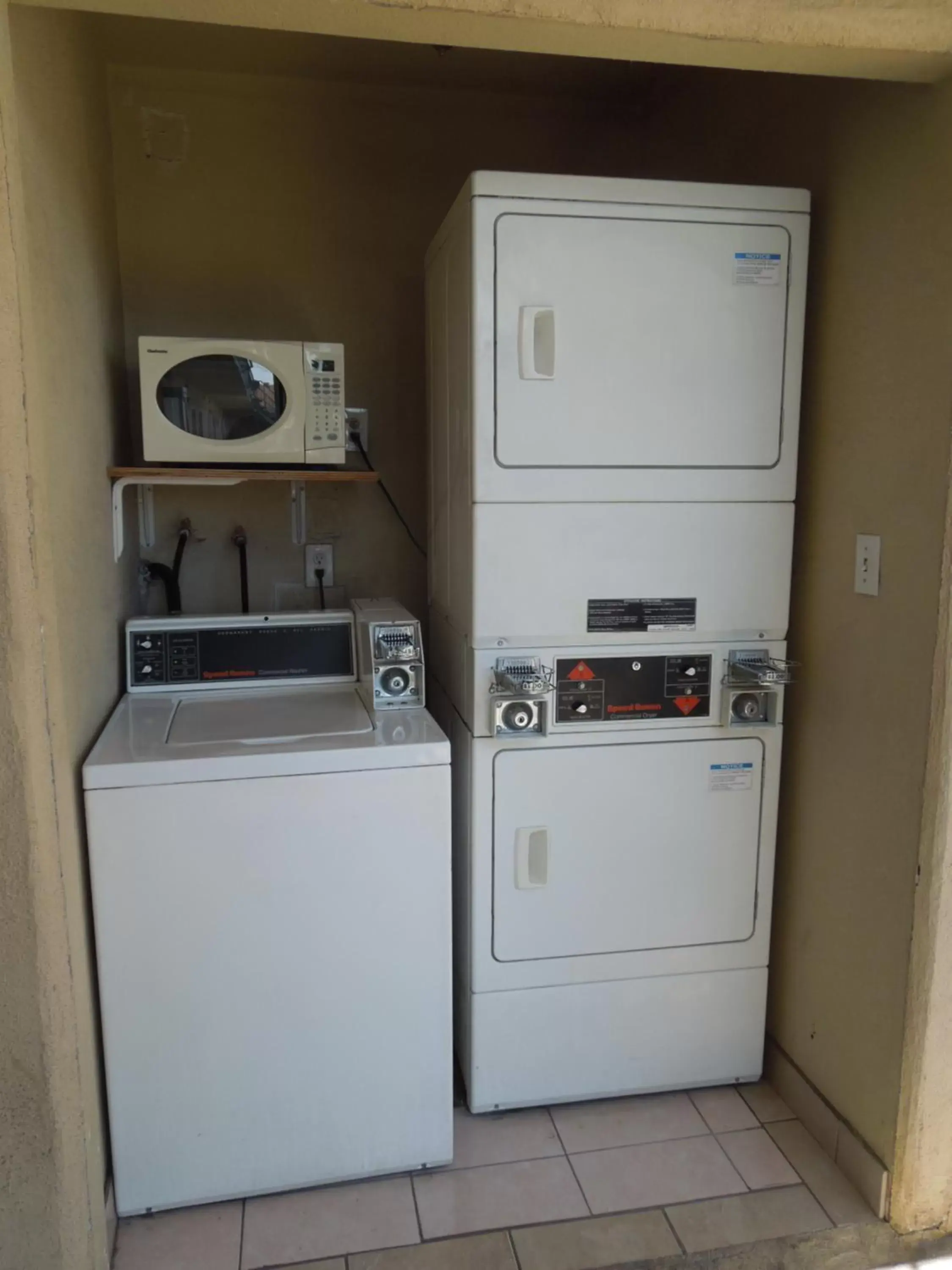 laundry, Kitchen/Kitchenette in Castaway Motel