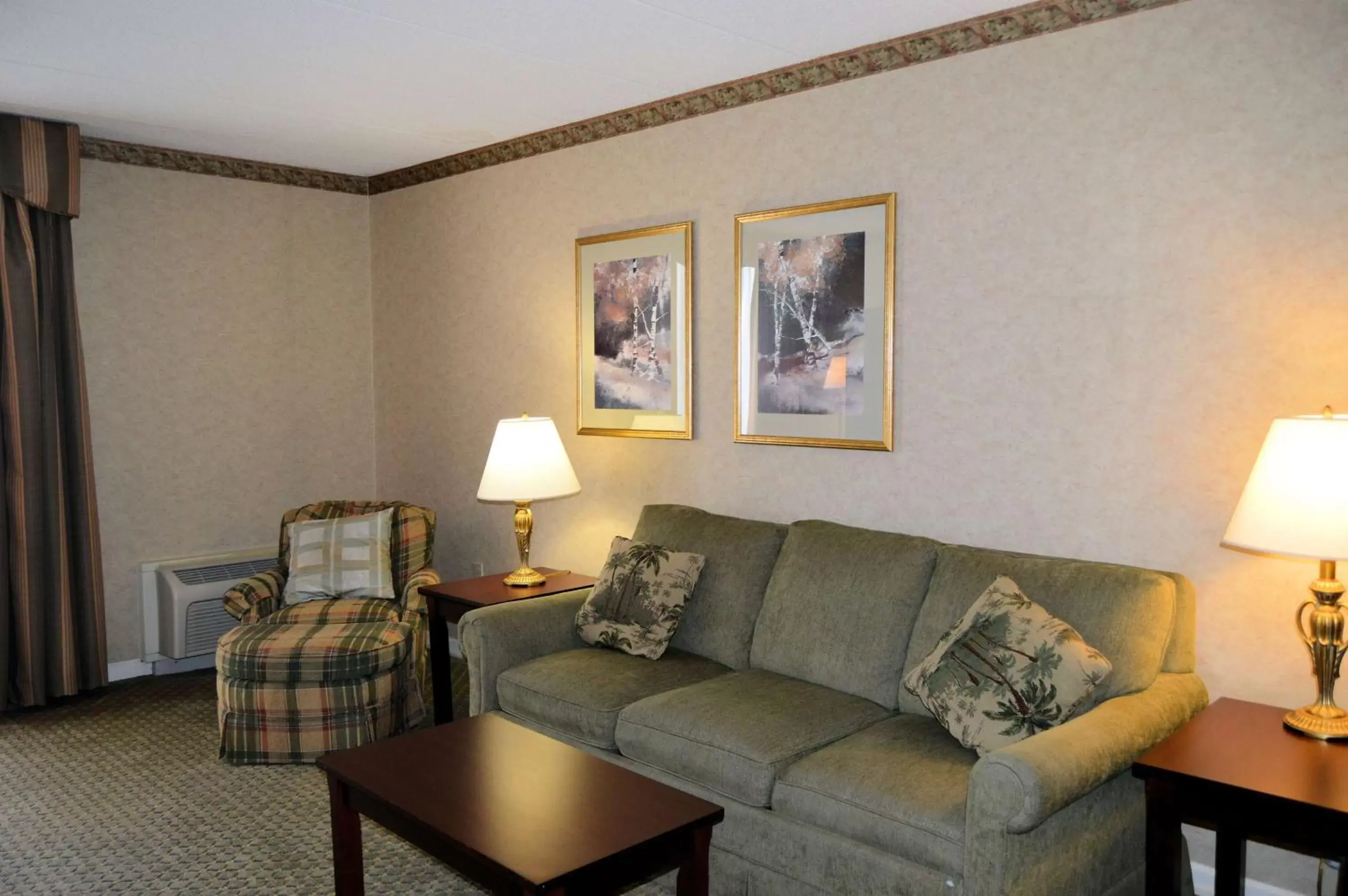 Living room, Seating Area in Best Western Plus Wilkes Barre Center City