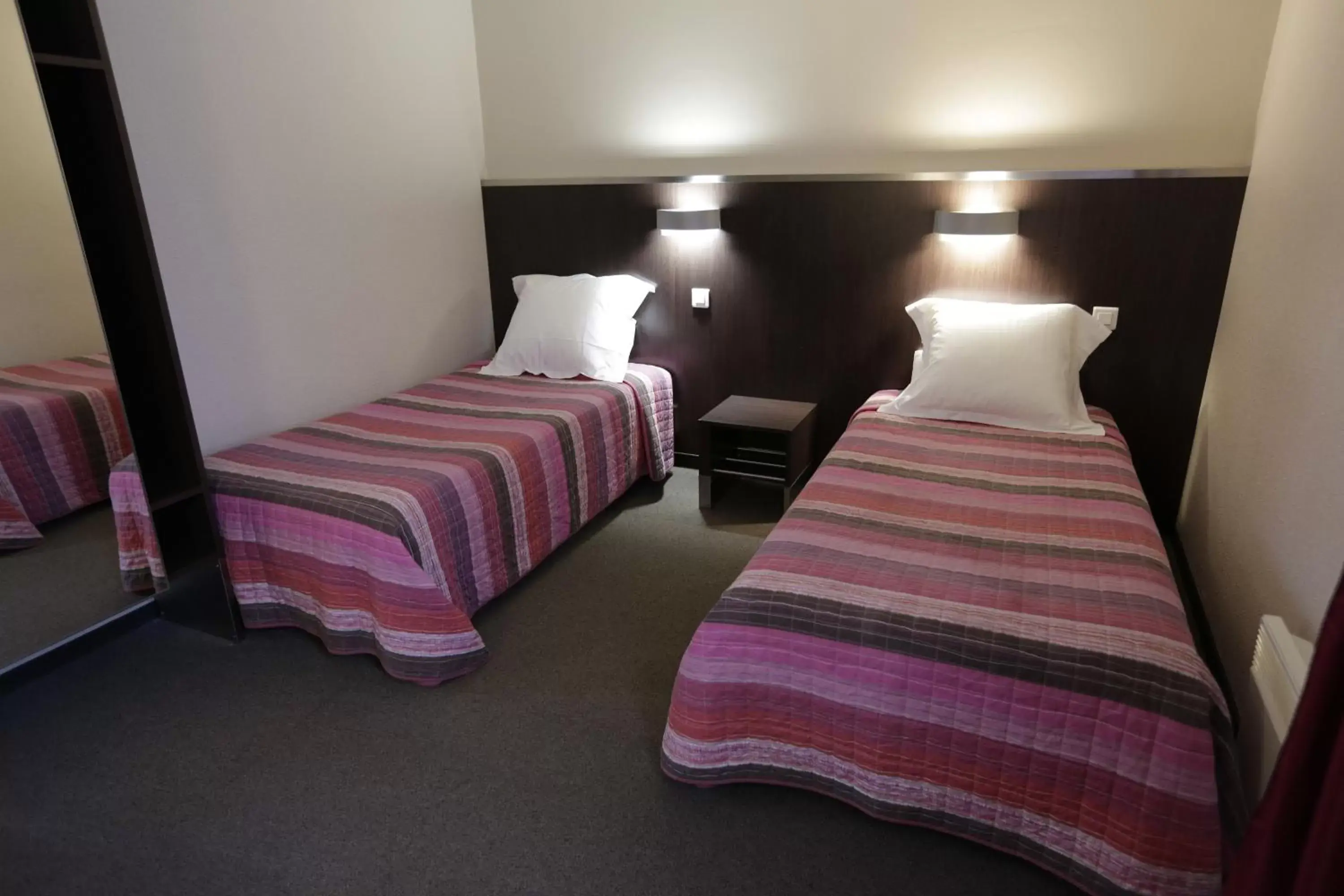 Twin Room in Hôtel Au Petit Caporal Twin Room in Hôtel Au Petit Caporal