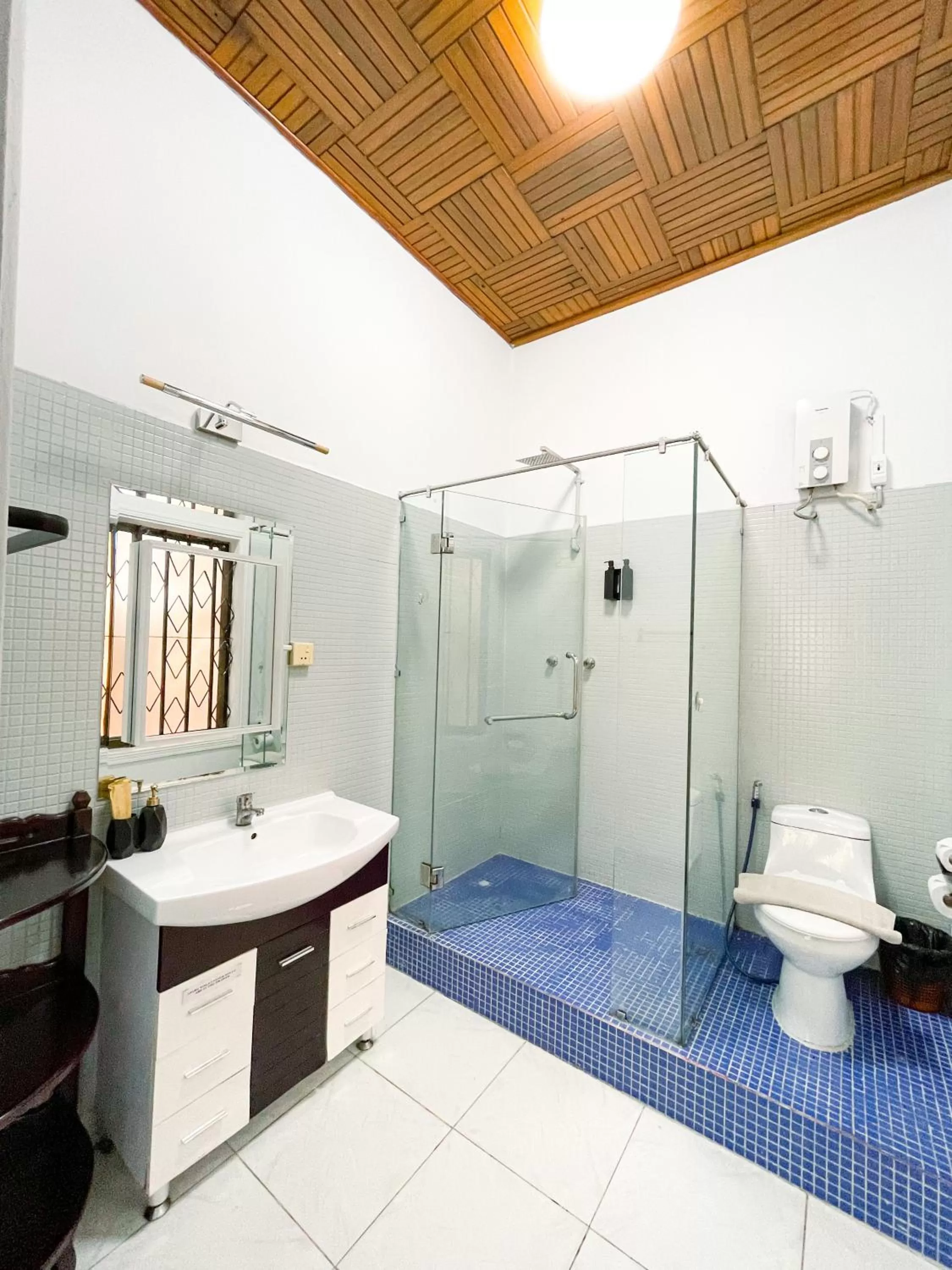 Bathroom in Birdcage Boutique