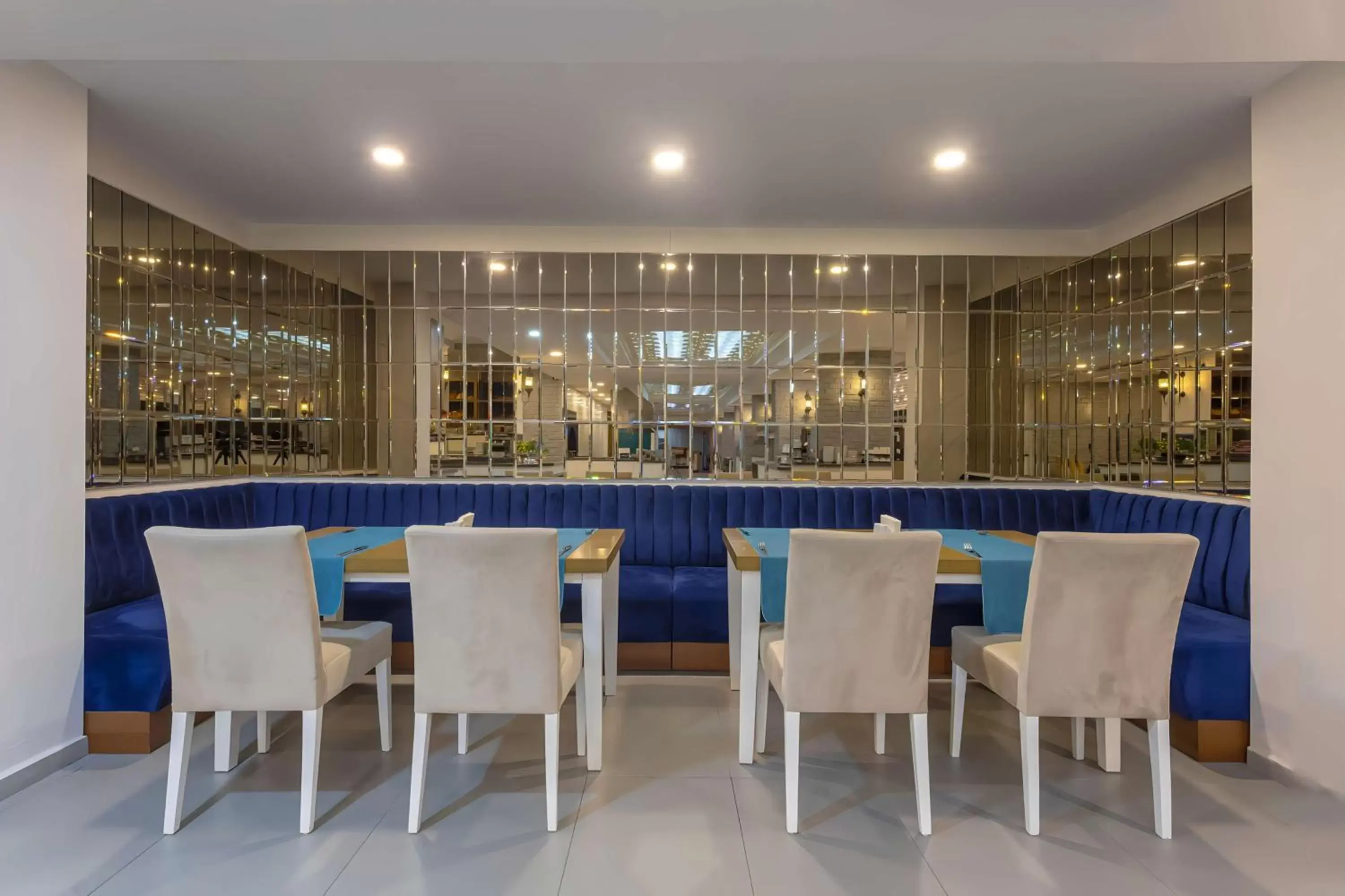 Lounge or bar, Restaurant/Places to Eat in Best Western Plus Khan Hotel