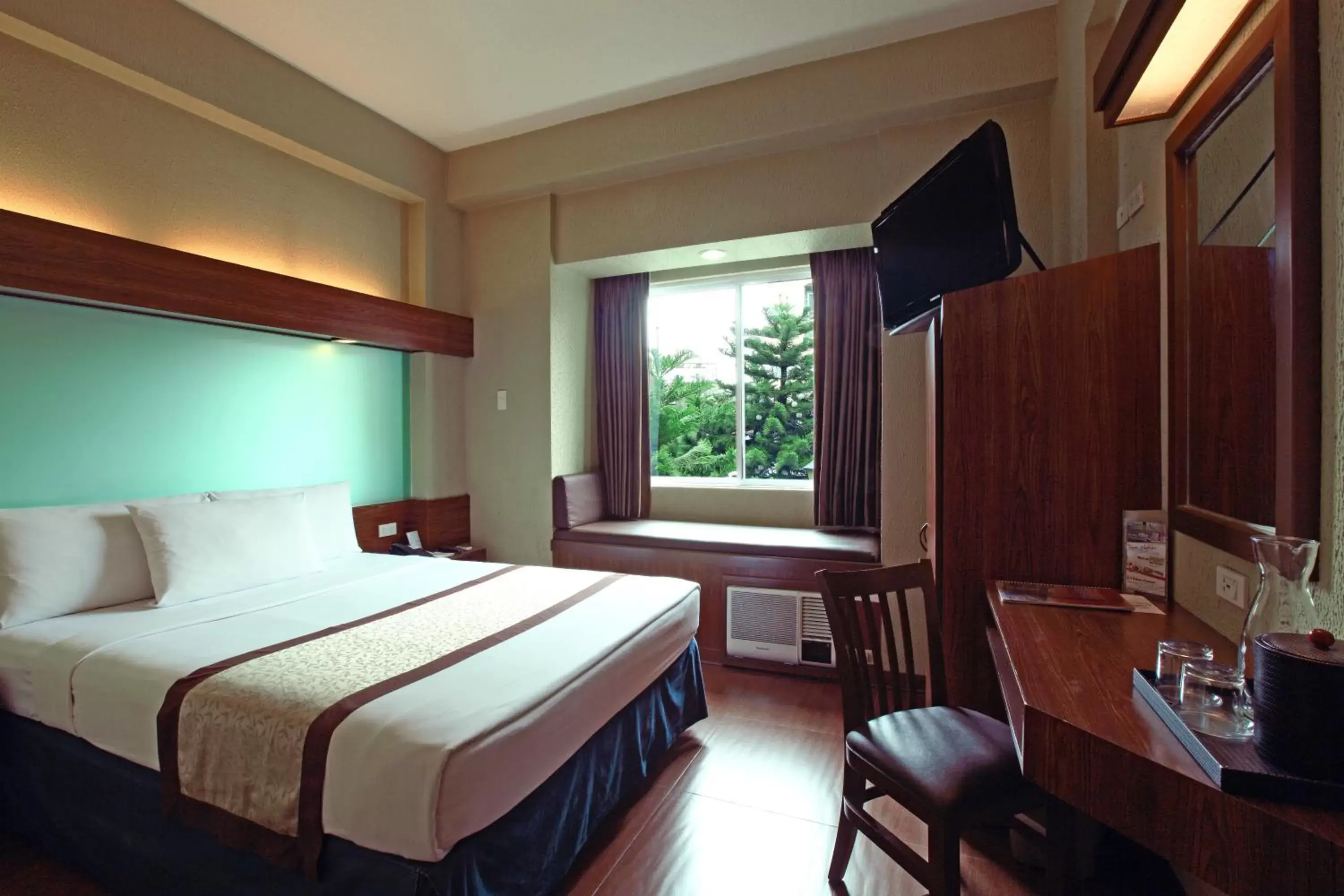 Bedroom, TV/Entertainment Center in Microtel by Wyndham Baguio