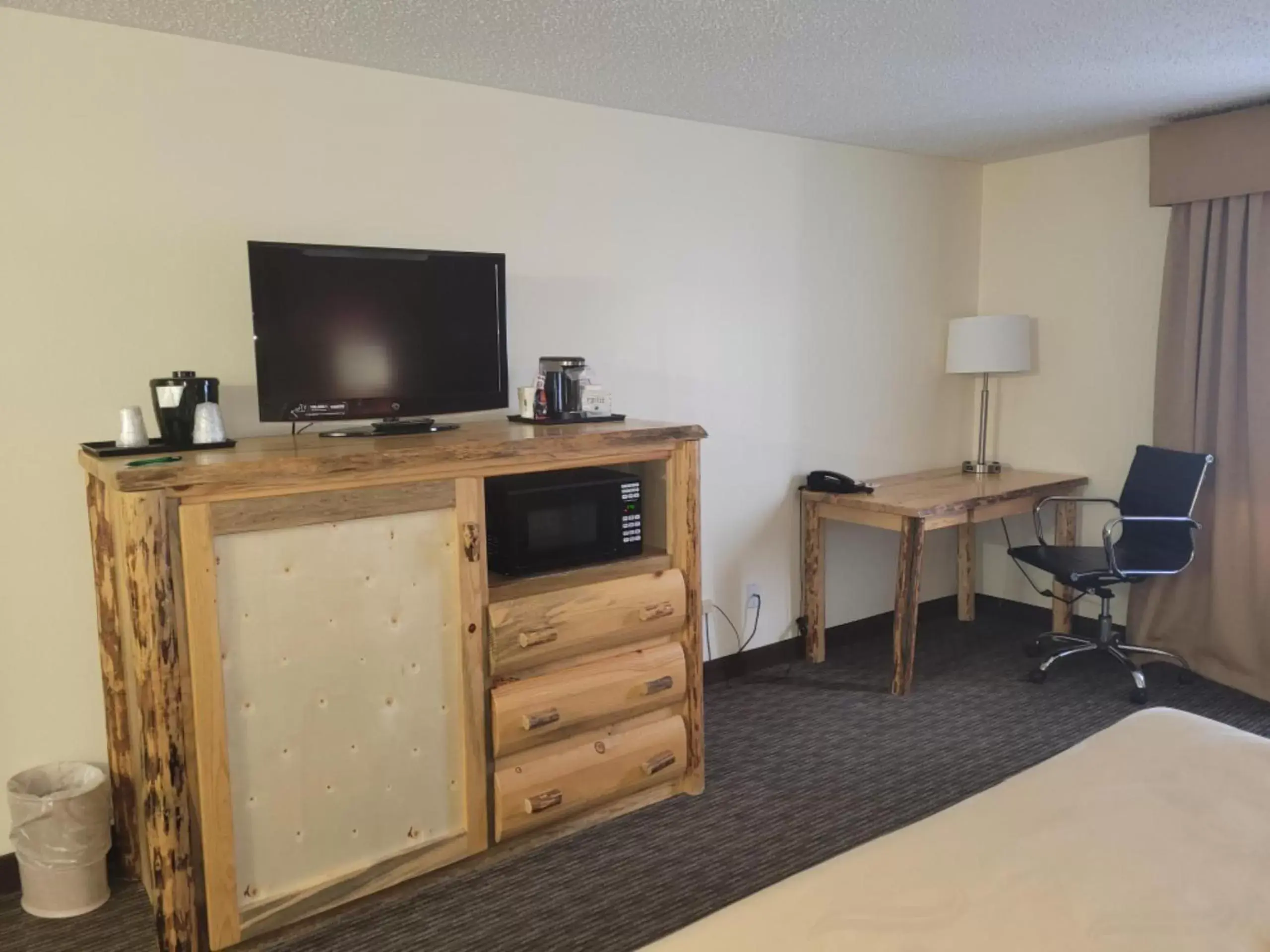 TV and multimedia, TV/Entertainment Center in Ramada by Wyndham Butte