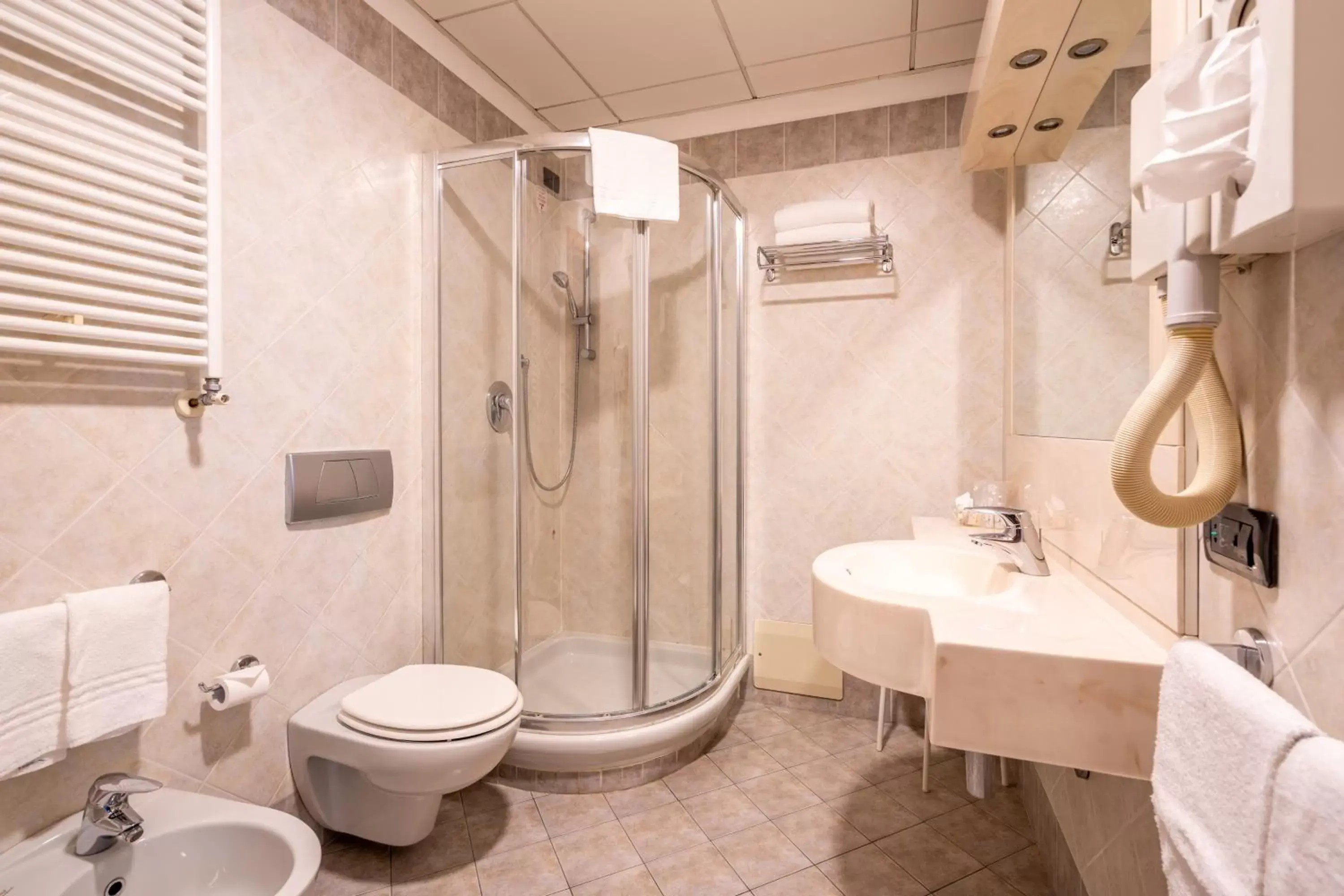 Shower, Bathroom in Hotel Parisi