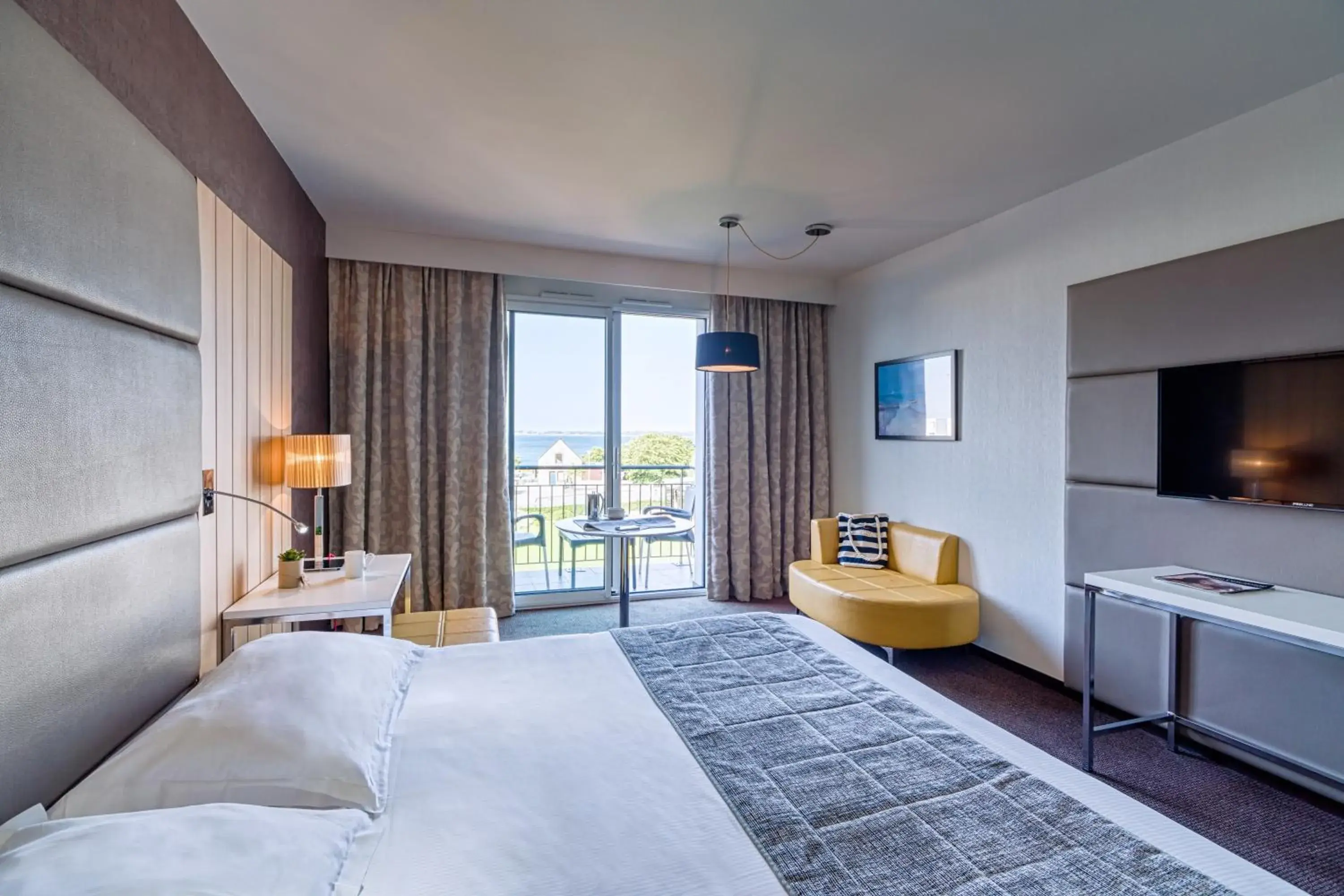 Bedroom, Bed in Thalasso Concarneau Spa Marin Resort Bedroom, Bed in Thalasso Concarneau Spa Marin Resort