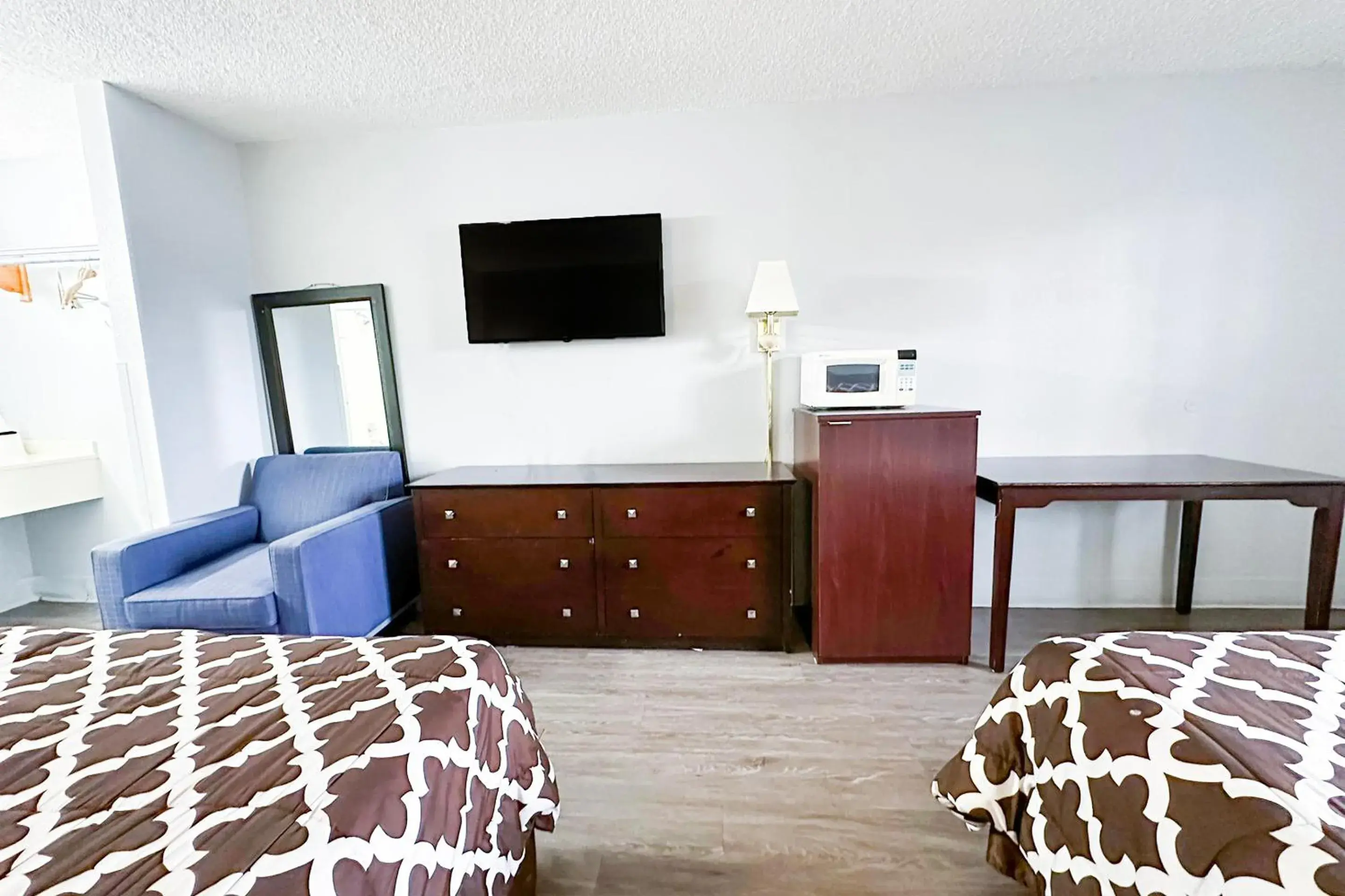 Bedroom, TV/Entertainment Center in Dreamland Inn Madisonville I-69 By OYO