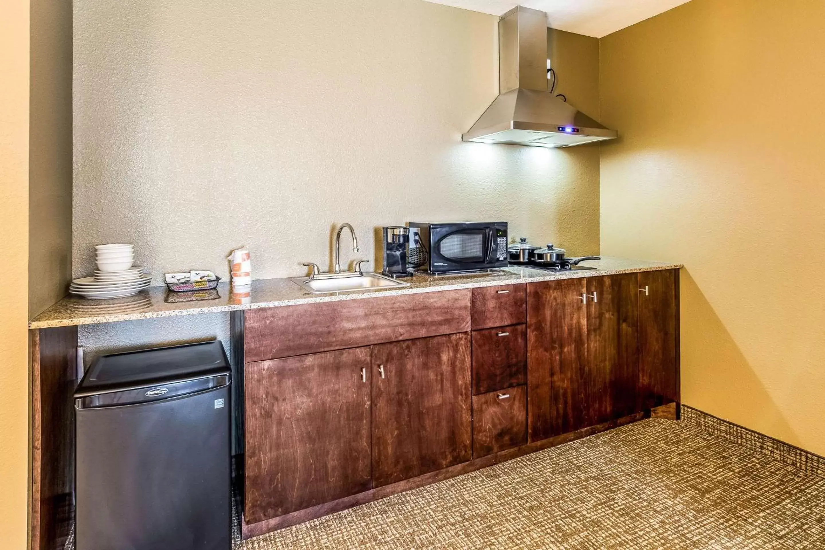 Photo of the whole room, Kitchen/Kitchenette in Comfort Suites