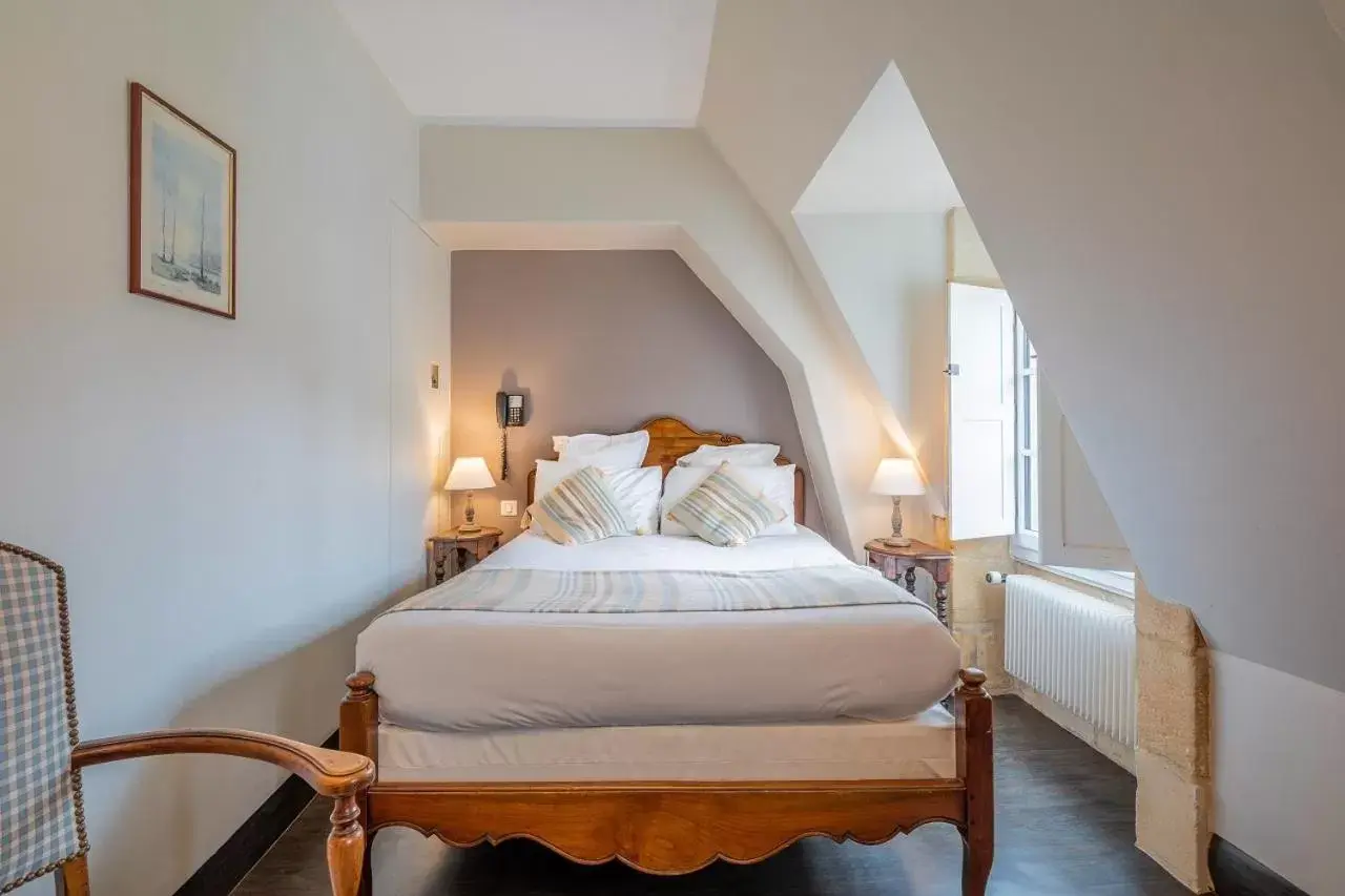 Bedroom, Bed in Hôtel La Couleuvrine Sarlat Centre Ville