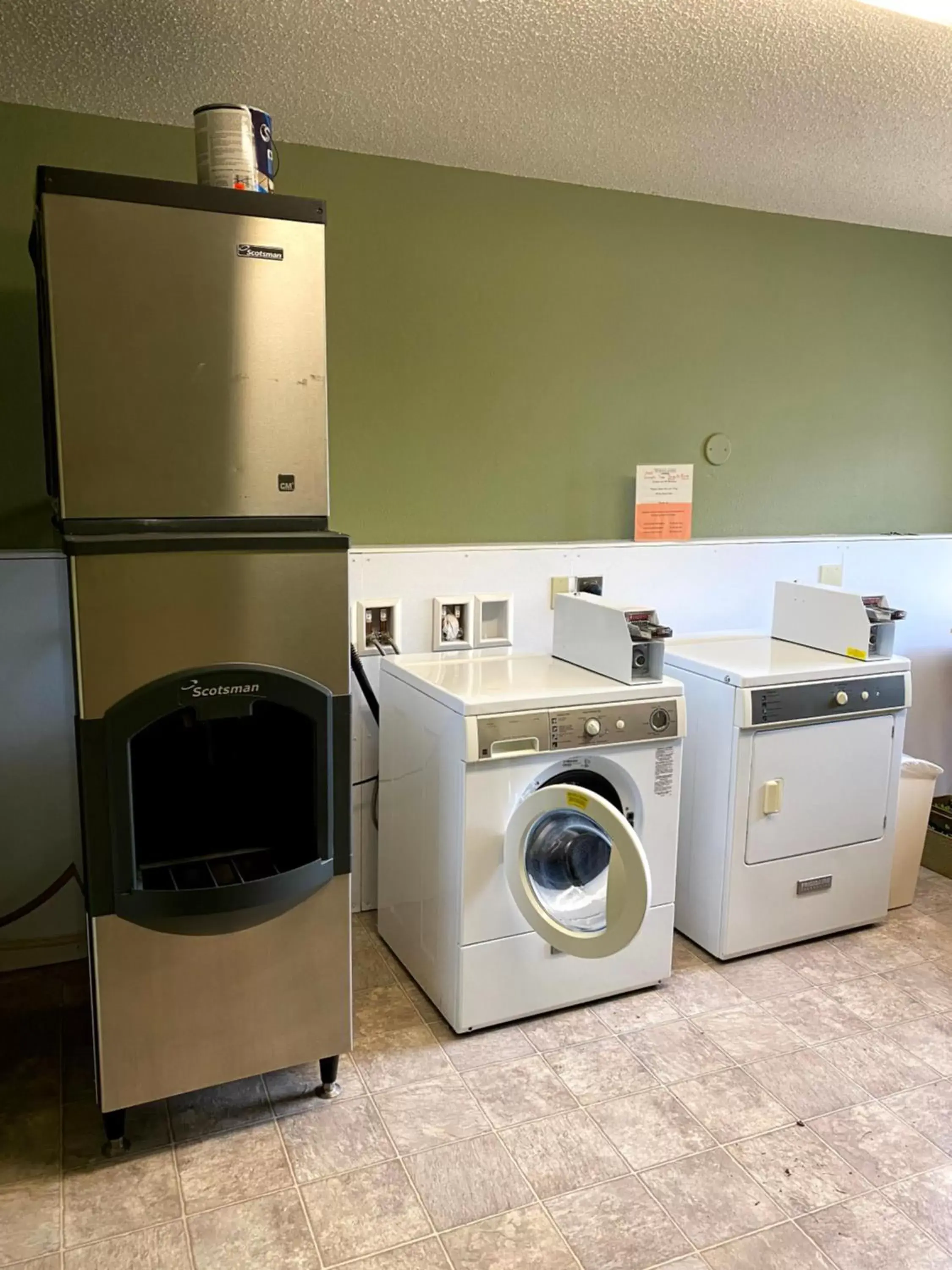 laundry, Kitchen/Kitchenette in Woodland Inn & Suites