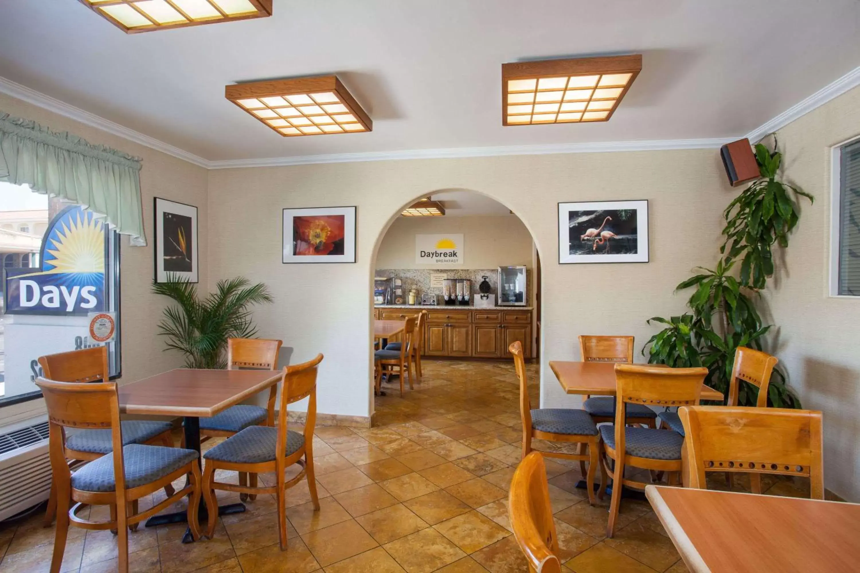 Restaurant/Places to Eat in Days Inn by Wyndham Anaheim Near the Park