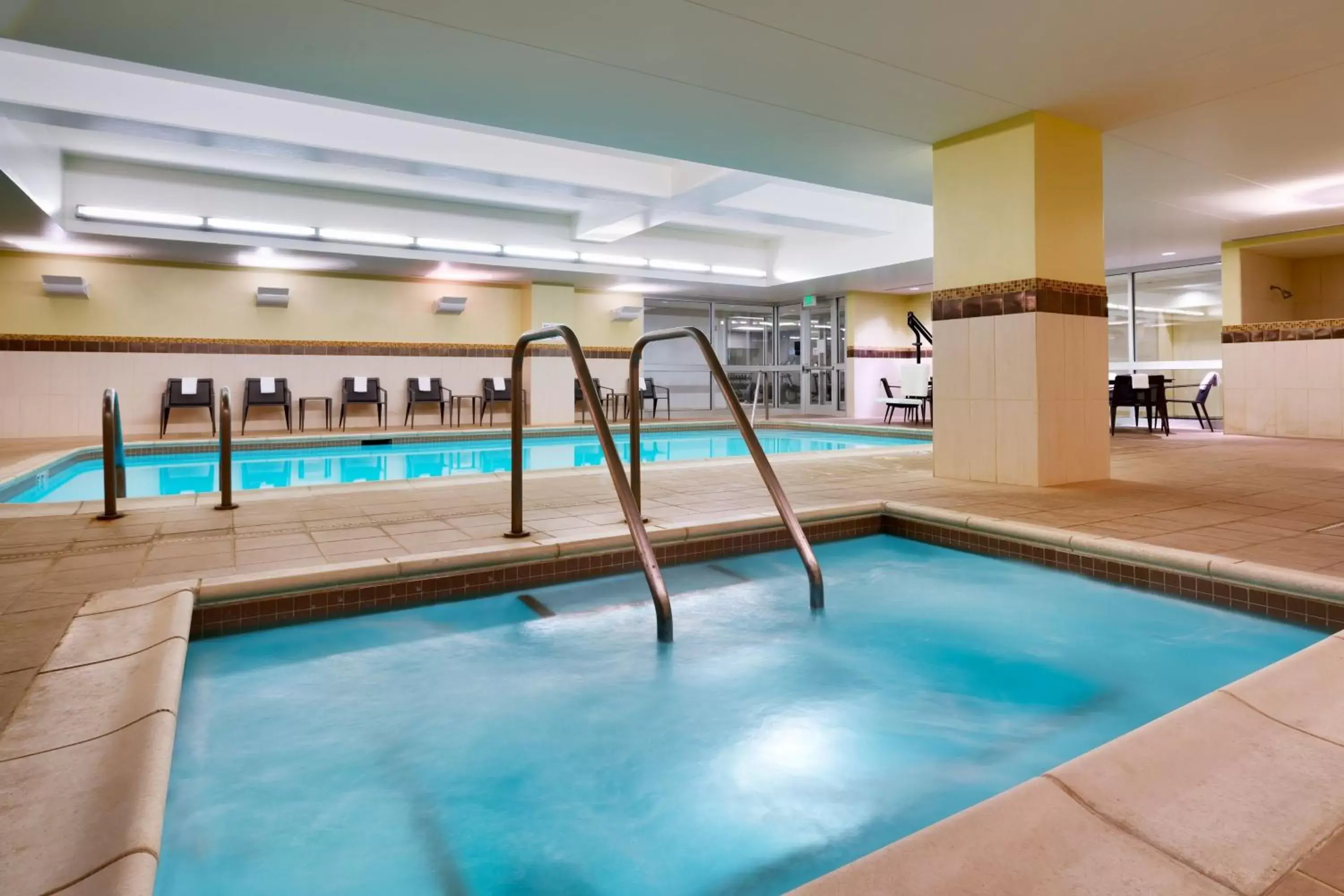 Fitness centre/facilities, Swimming Pool in Courtyard Lincoln Downtown