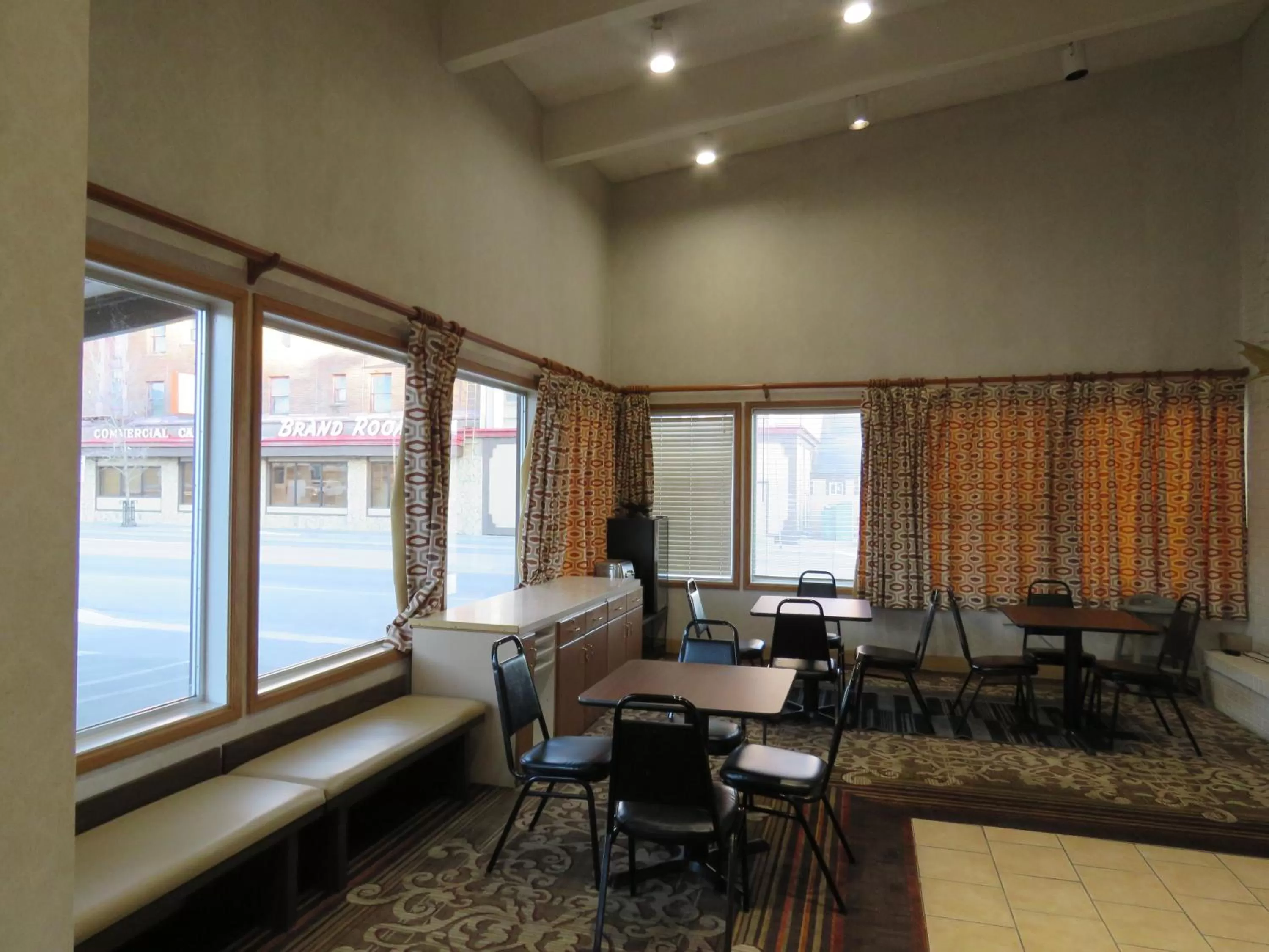 Breakfast in Thunderbird Motel