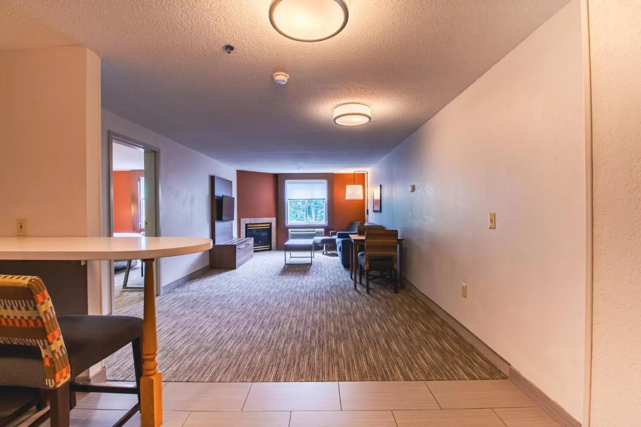 Photo of the whole room, Seating Area in Holiday Inn Express & Suites - Lincoln East - White Mountains, an IHG Hotel