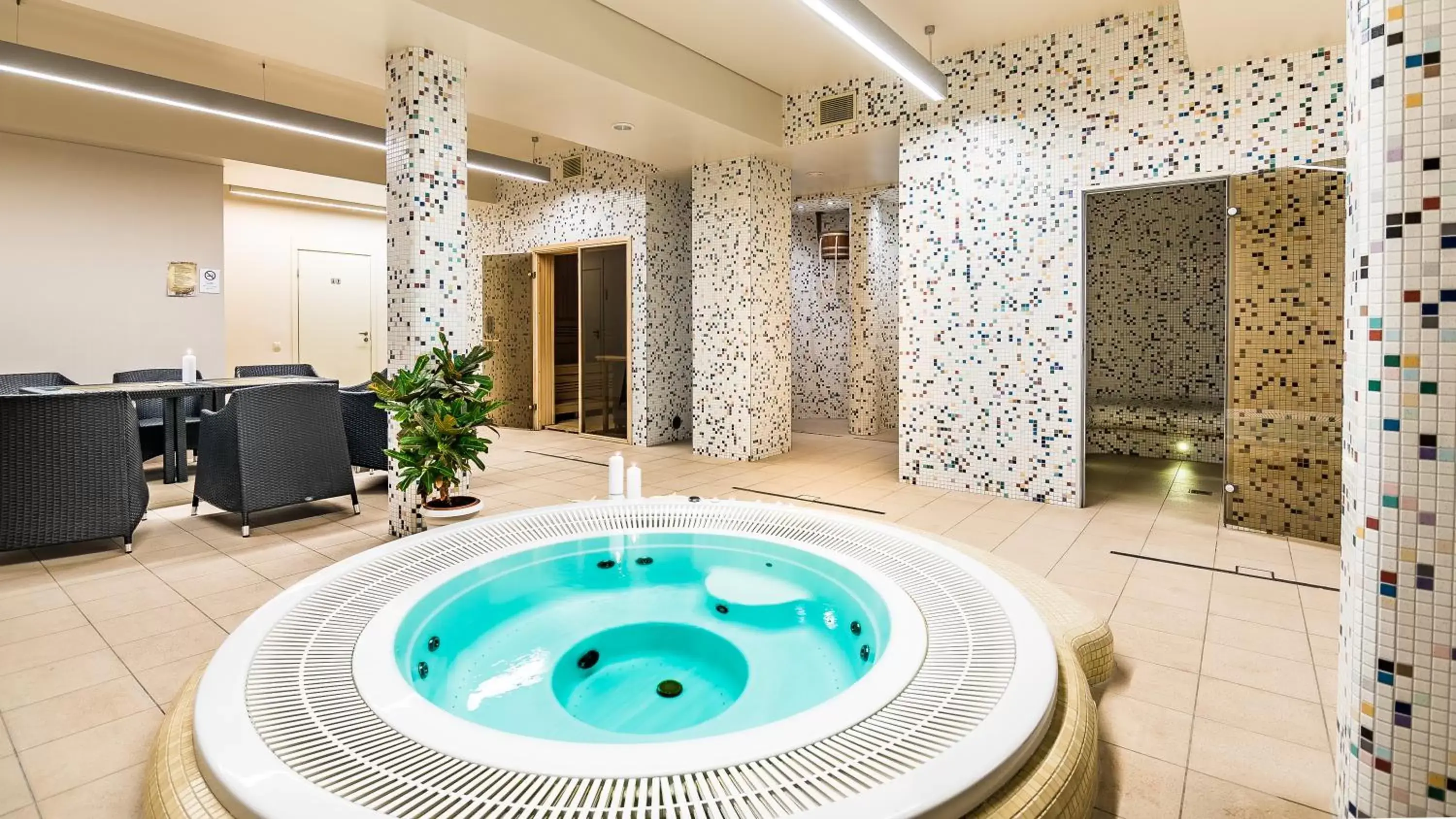 Hot Tub, Swimming Pool in VICTORIA Hotel Kaunas