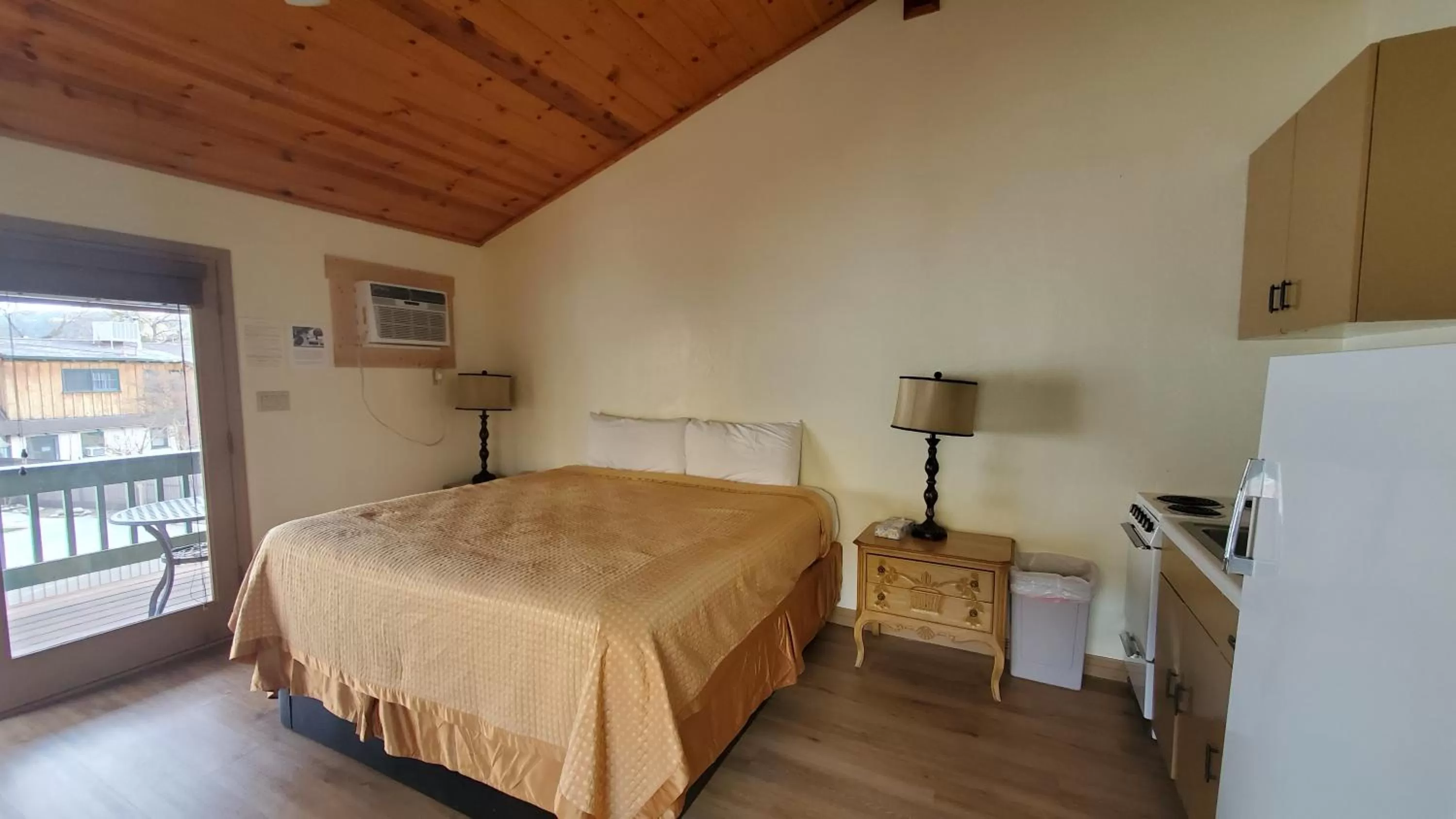 Bed in Kernville Inn