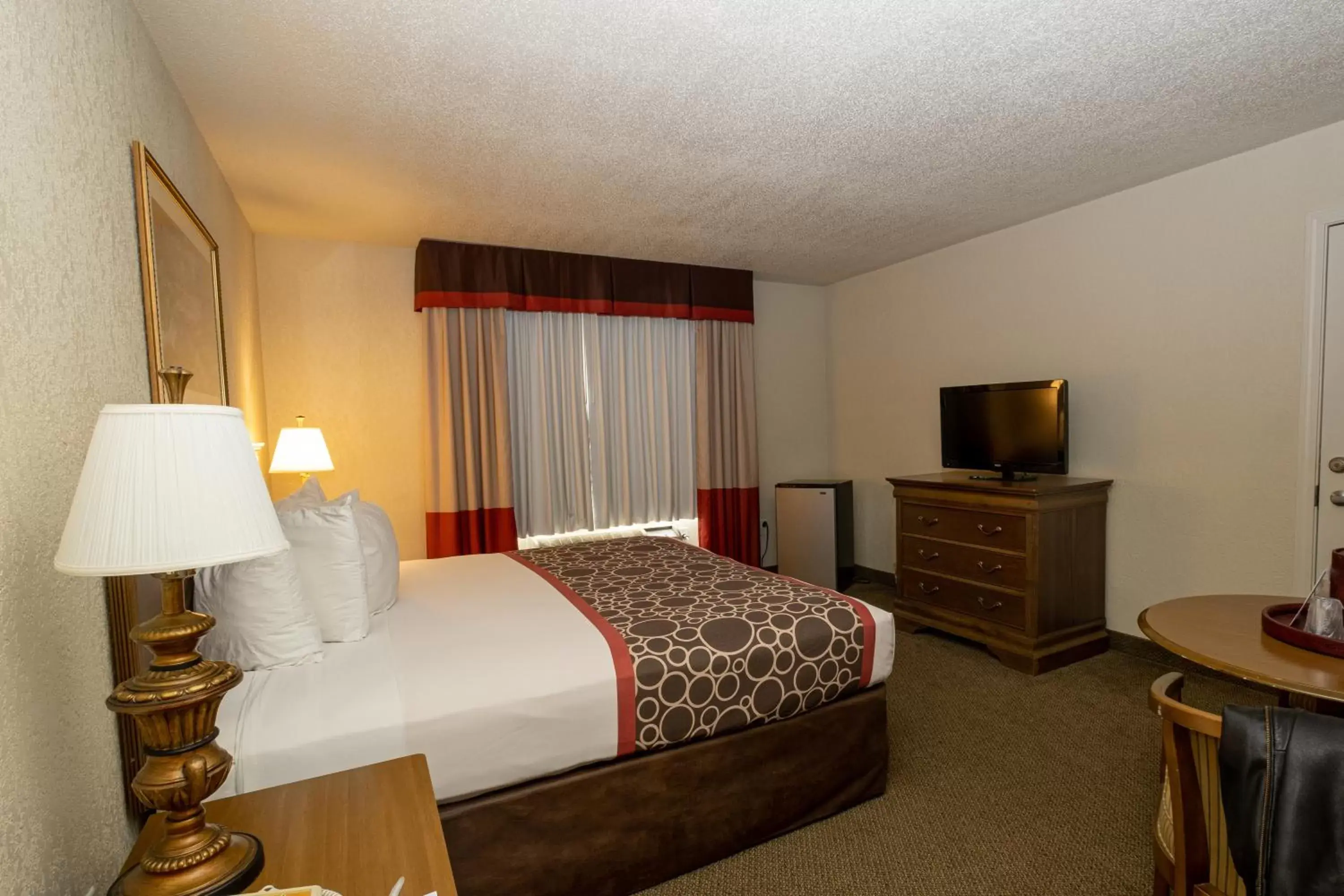 Photo of the whole room, Bed in Hilltop Inn & Suites - North Stonington