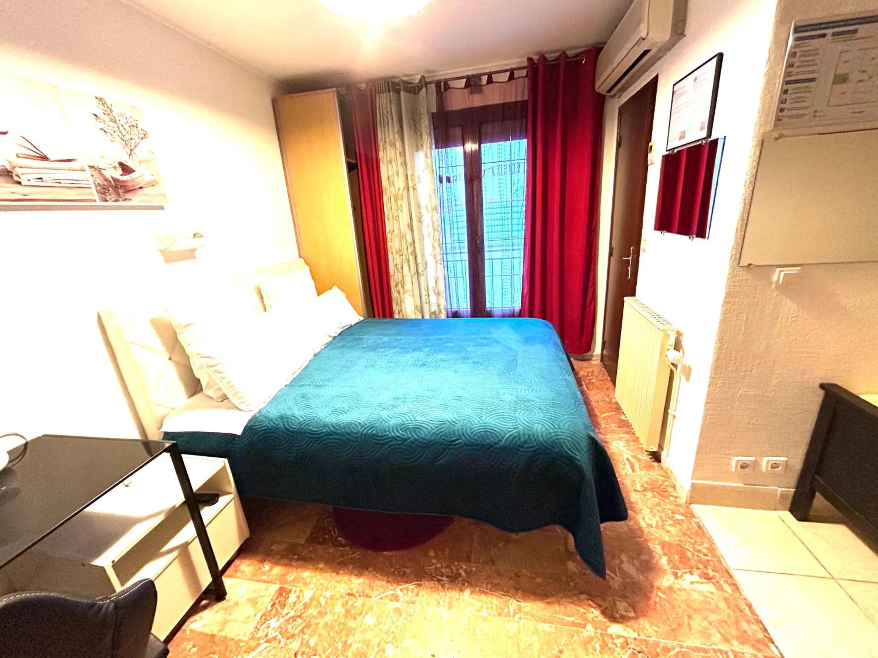 Bed in Hotel Paris Star