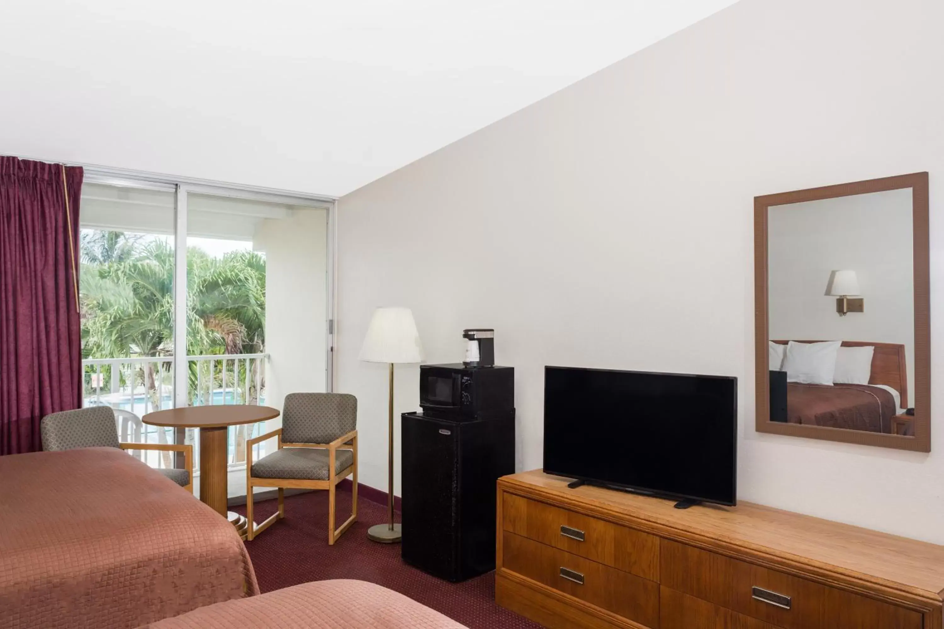 TV/Entertainment Center in Howard Johnson by Wyndham Vero Beach / Downtown