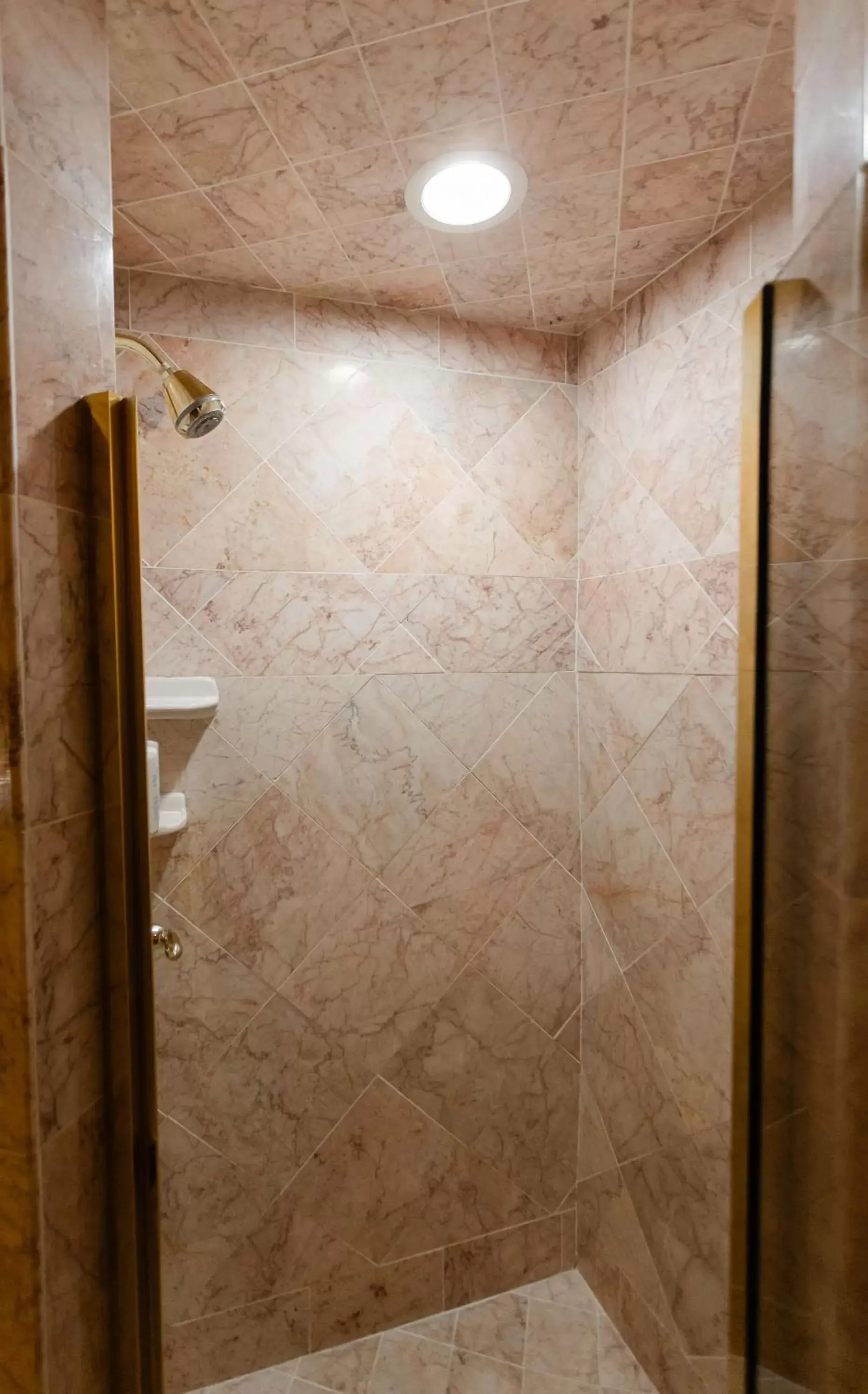 Bathroom in 1840s Carrollton Inn