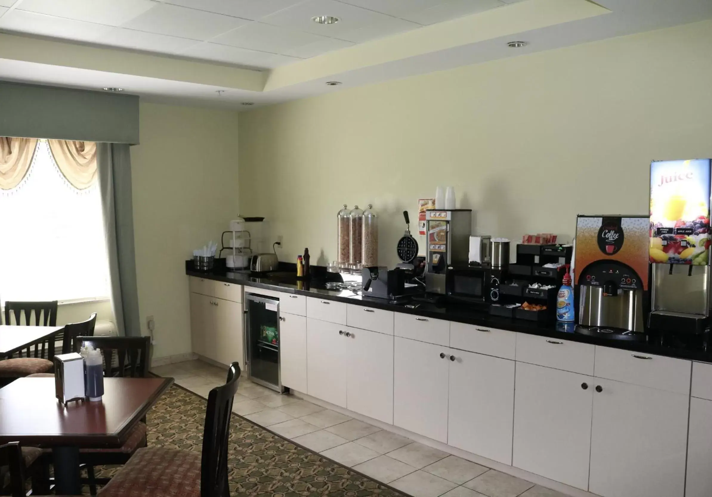 Continental breakfast, Kitchen/Kitchenette in Ambassador Inn & Suites