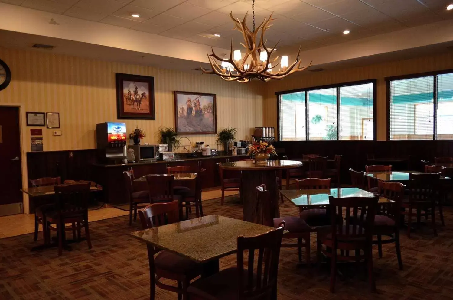 Continental breakfast, Restaurant/Places to Eat in Best Western Plus Crossroads Inn & Suites