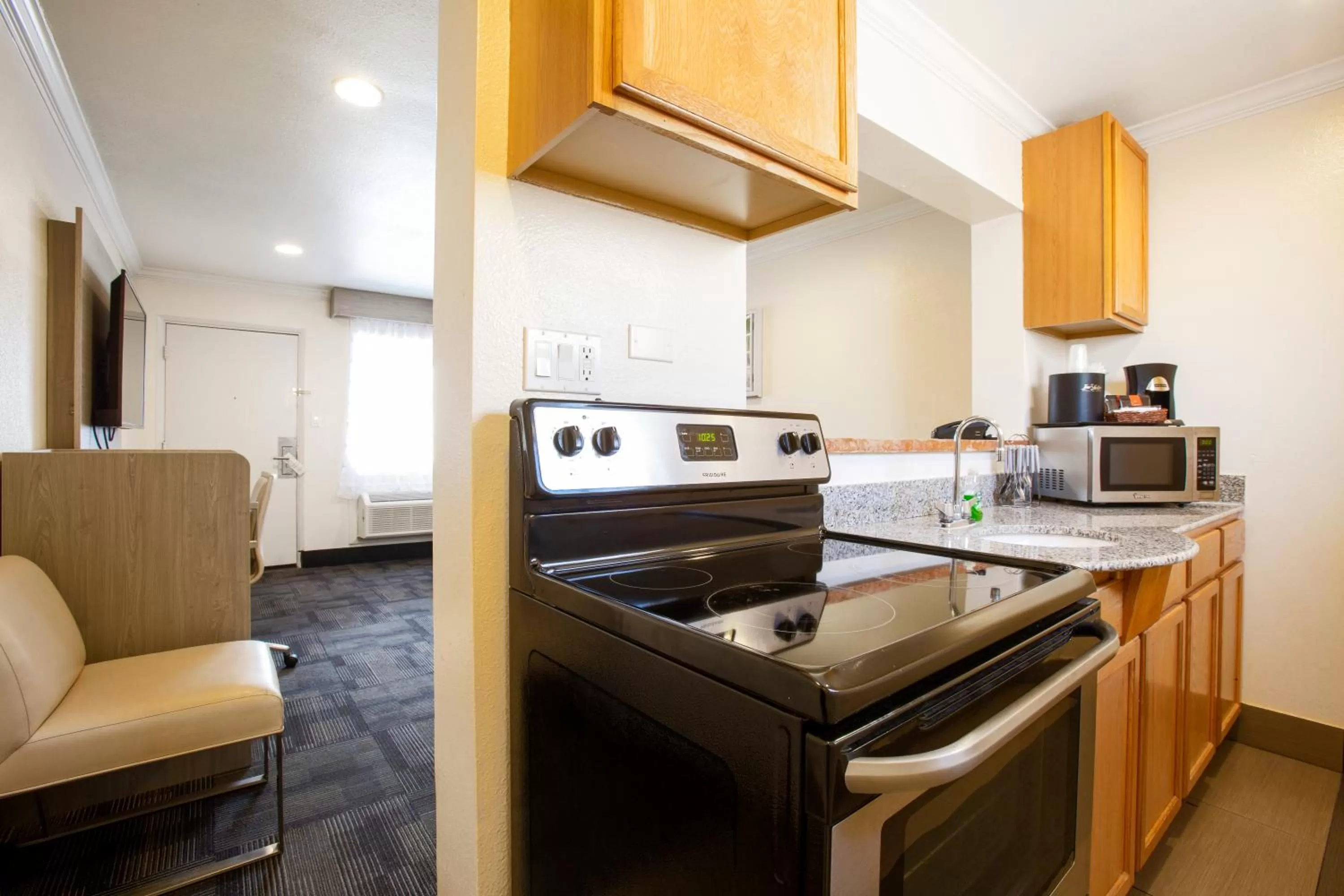 Kitchen or kitchenette in Hotel Aspen Flagstaff/ Grand Canyon InnSuites