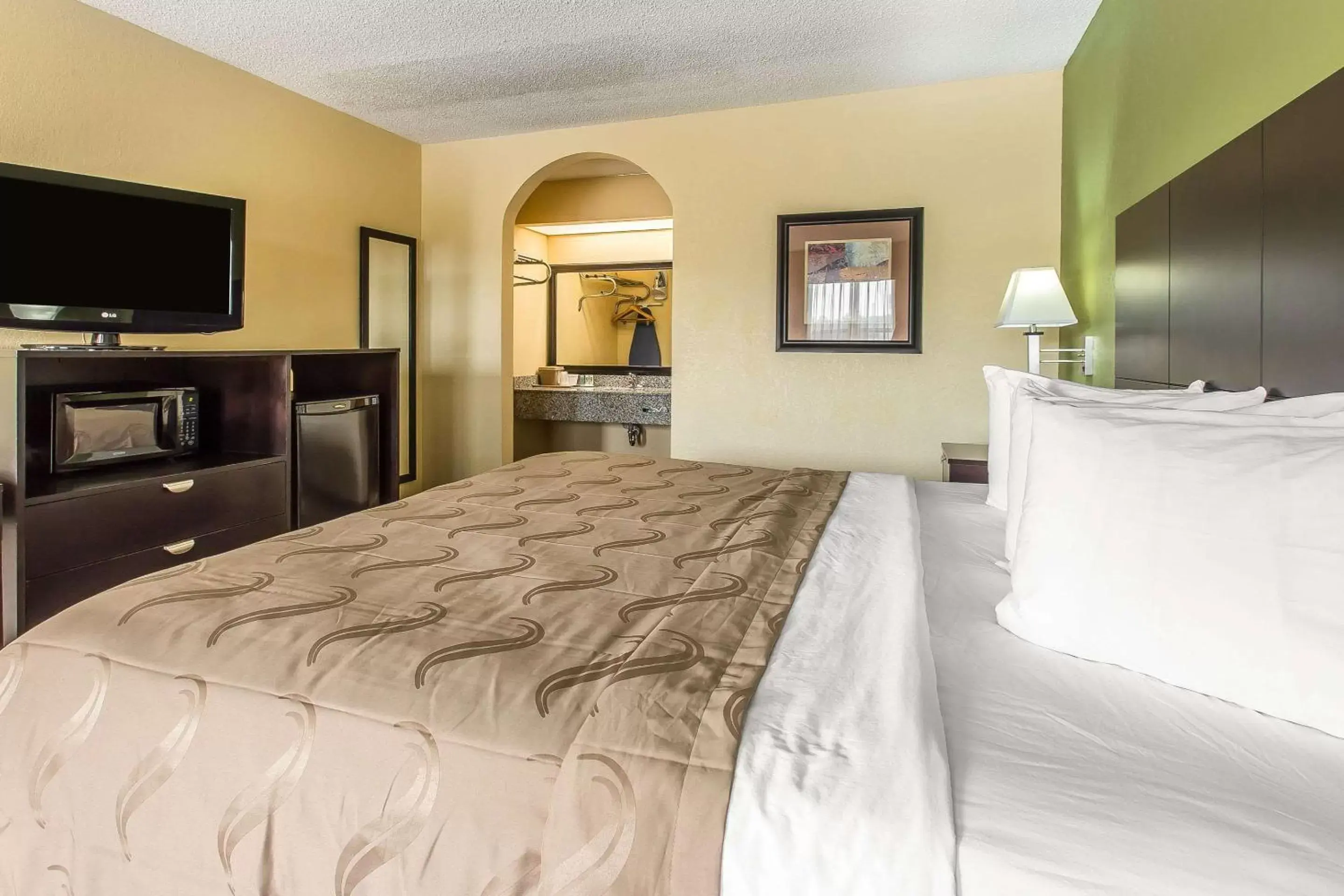 Photo of the whole room, Bed in Quality Inn Adairsville-Calhoun South