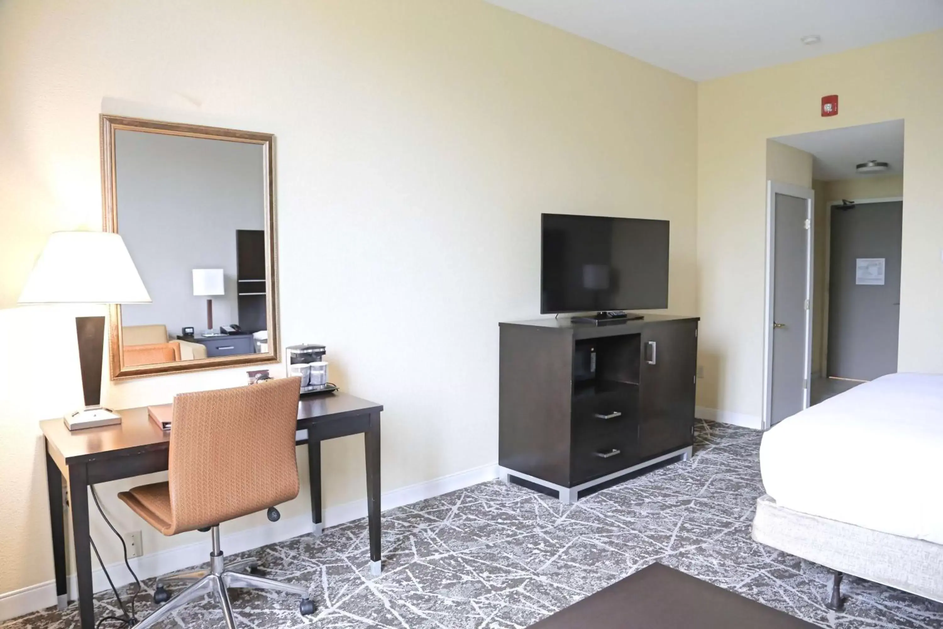 Bedroom, TV/Entertainment Center in DoubleTree by Hilton Boston-Rockland