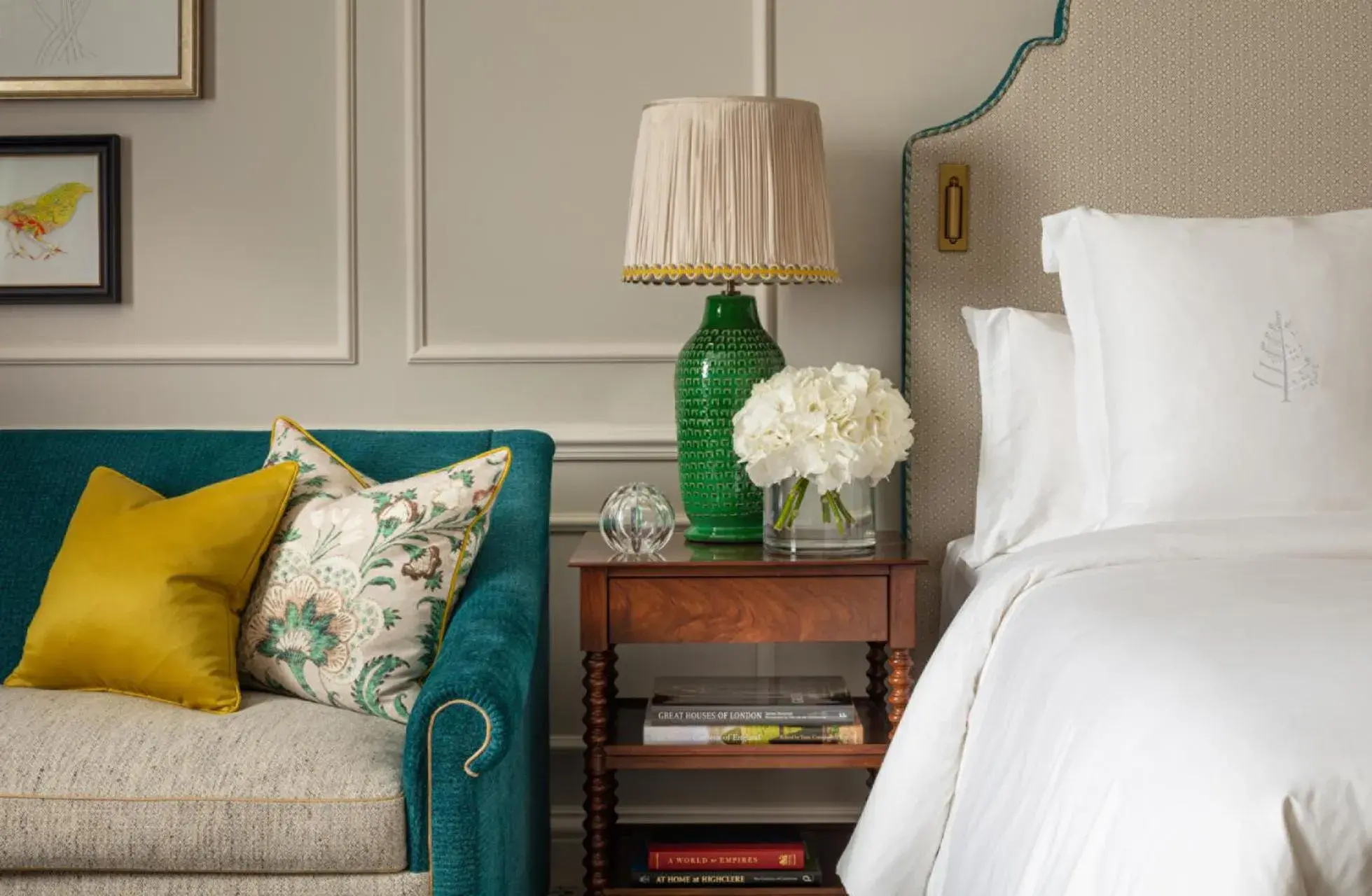 Living room, Bed in Four Seasons Hotel Hampshire Living room, Bed in Four Seasons Hotel Hampshire