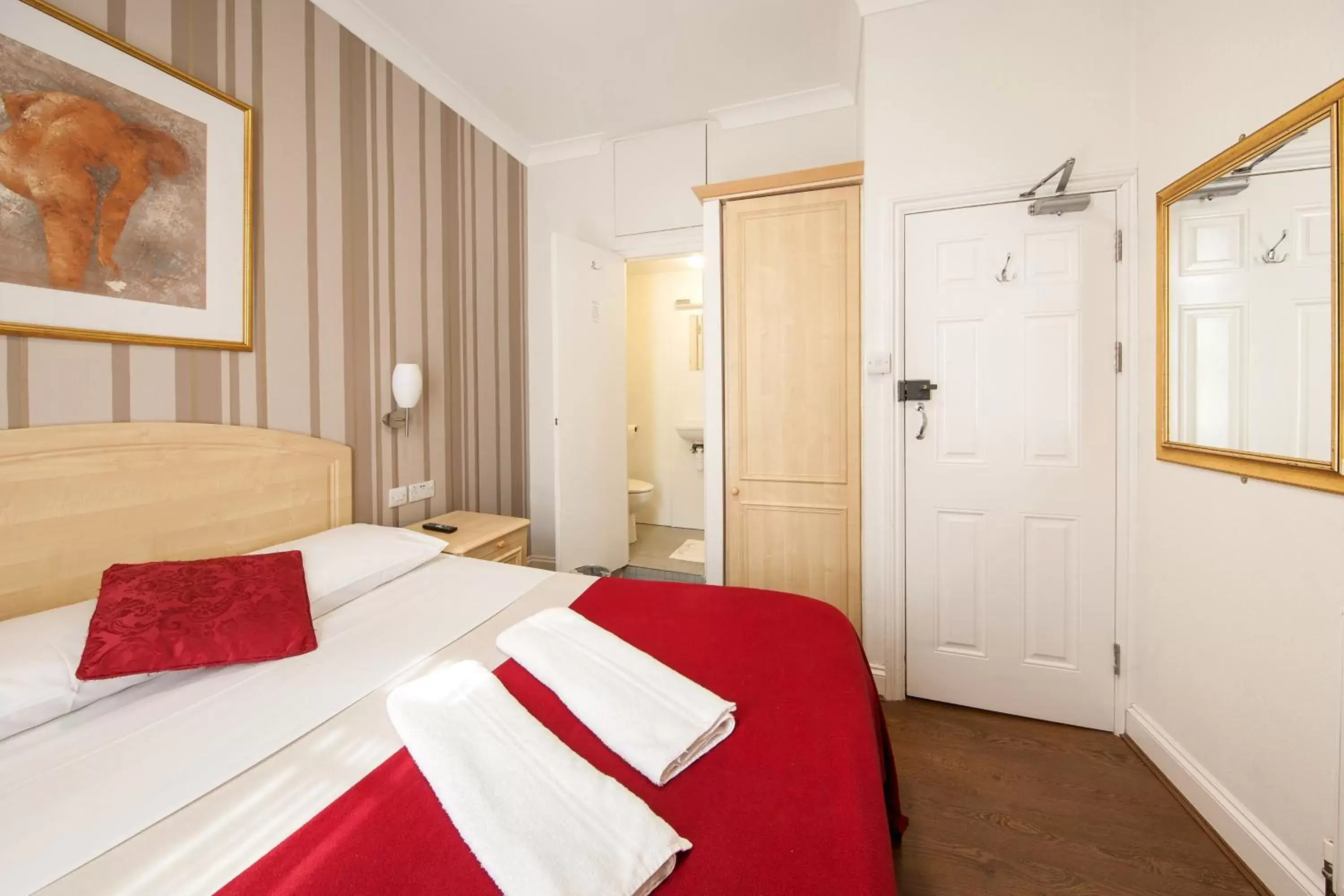 Bedroom, Room Photo in Fairway Hotel