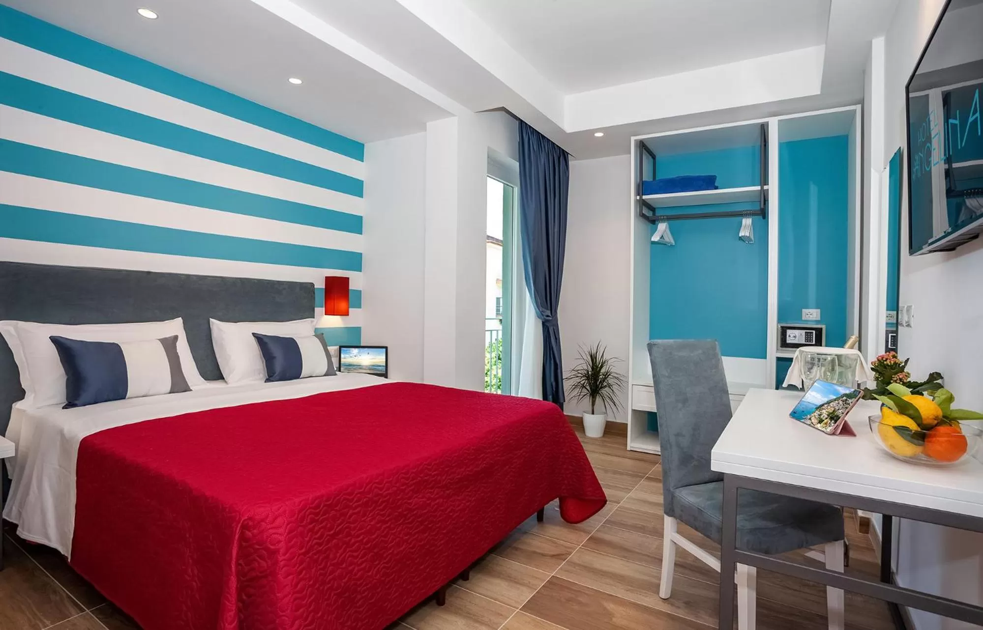 View (from property/room), Bed in Hotel Angelina