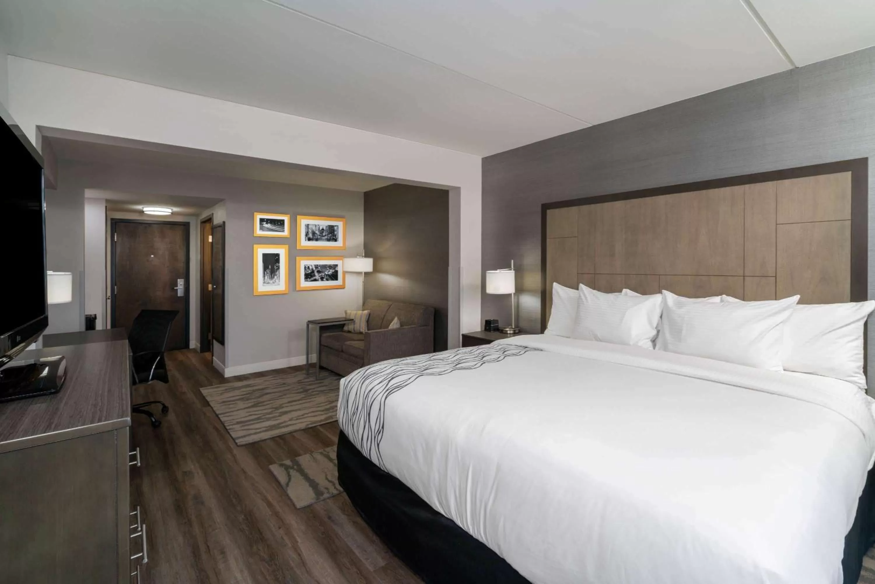 Photo of the whole room, Bed in La Quinta by Wyndham Raleigh Downtown North