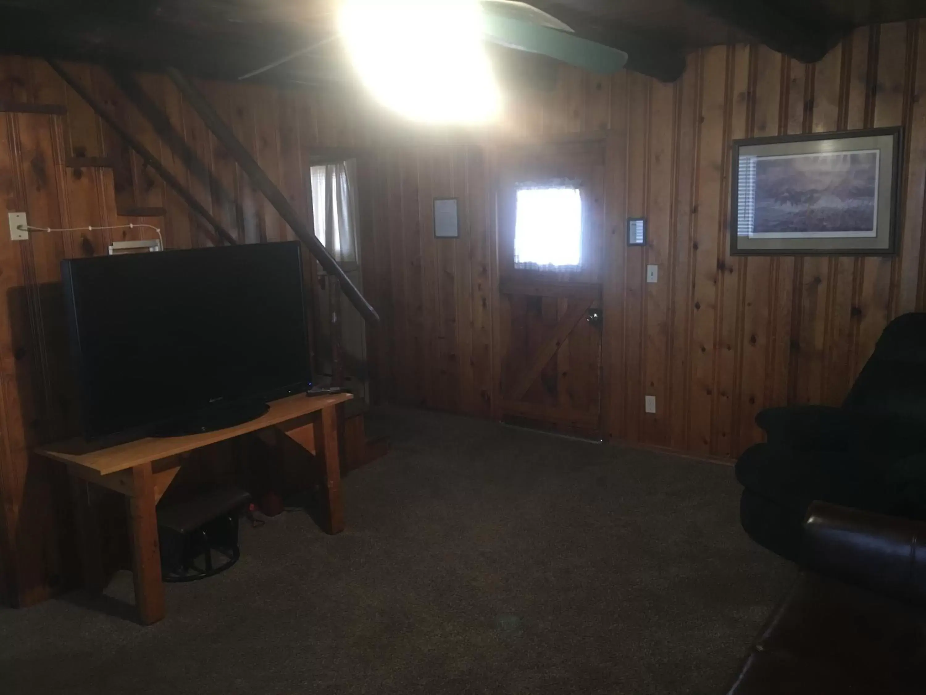 Living room, TV/Entertainment Center in Rainbows End Fishing Resort