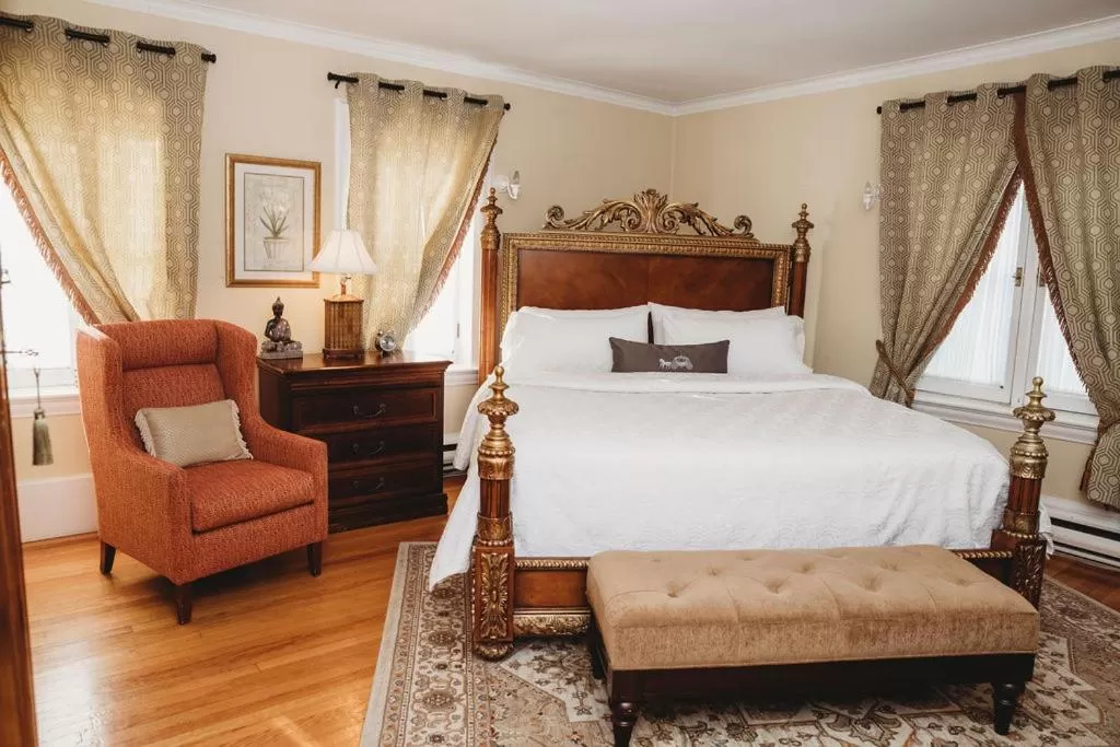 Photo of the whole room, Bed in Grey Gables Inn