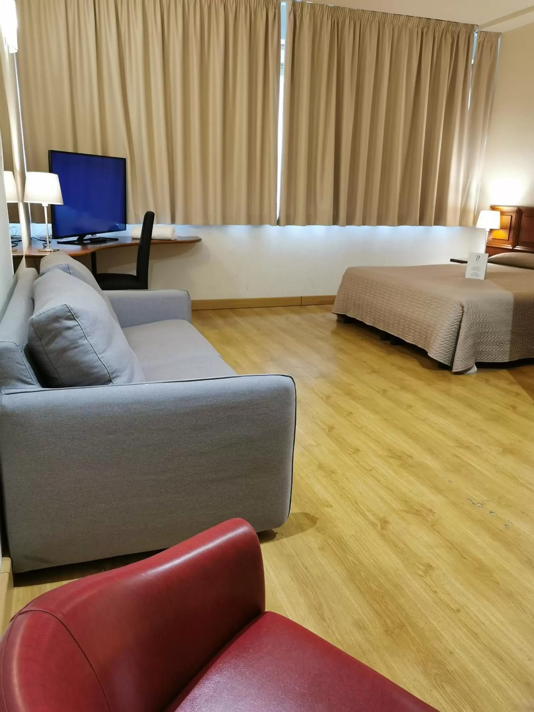 Bedroom, Seating Area in Hotel President