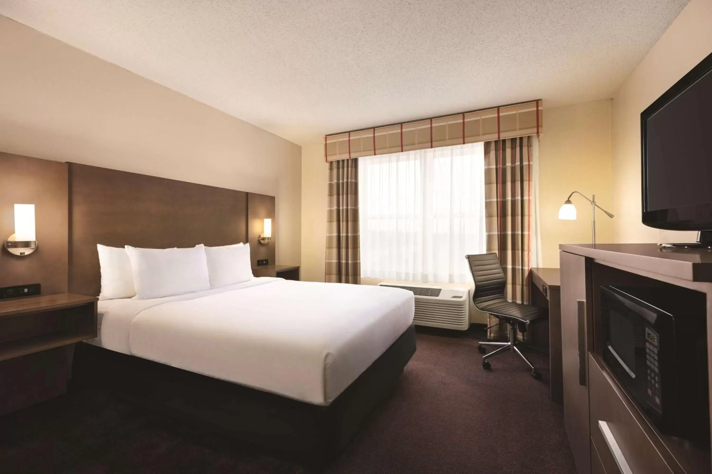 Photo of the whole room, Bed in Country Inn & Suites by Radisson, Forest Lake, MN