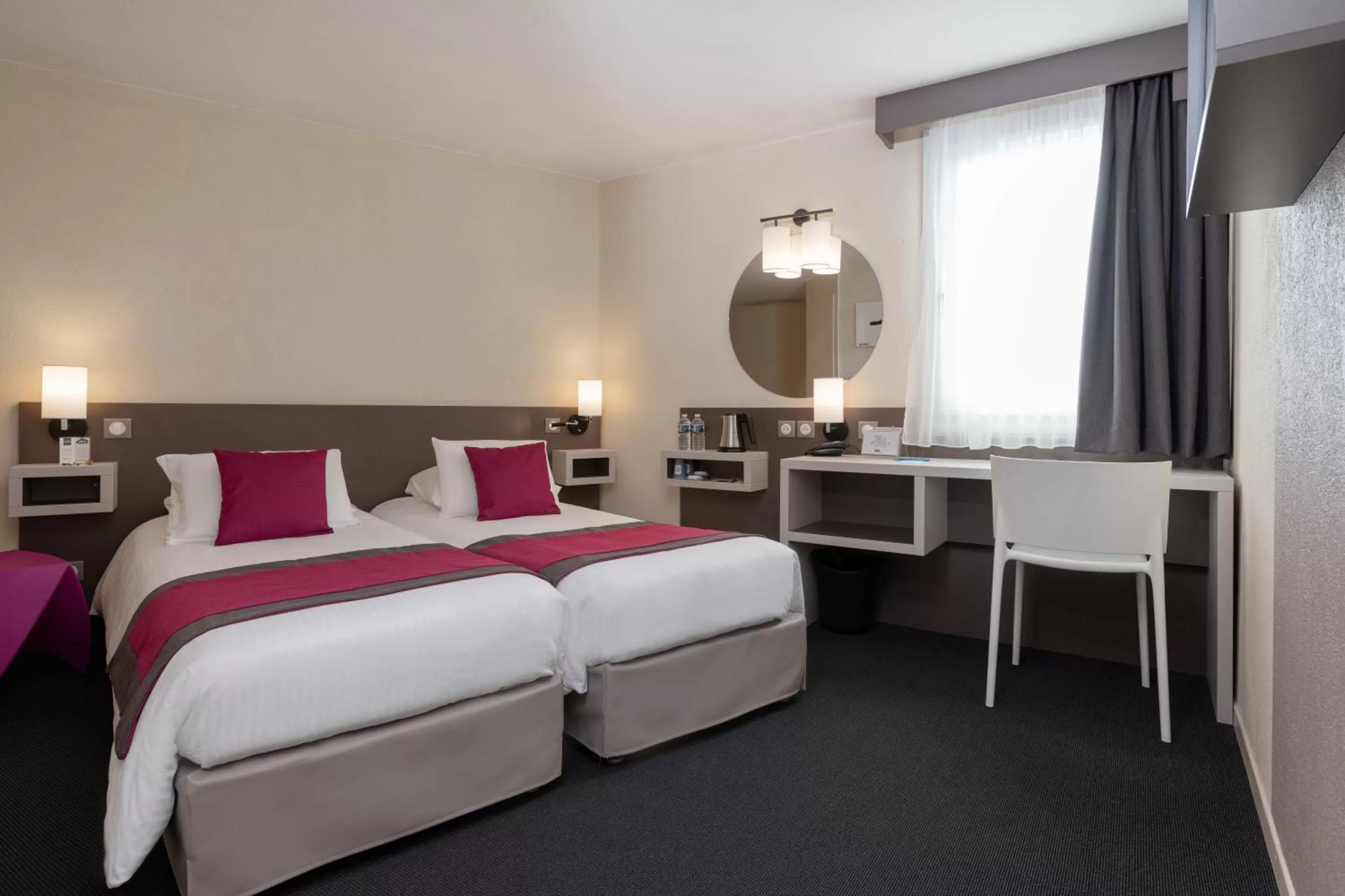 Bedroom, Bed in Kyriad Hotel Lyon Givors