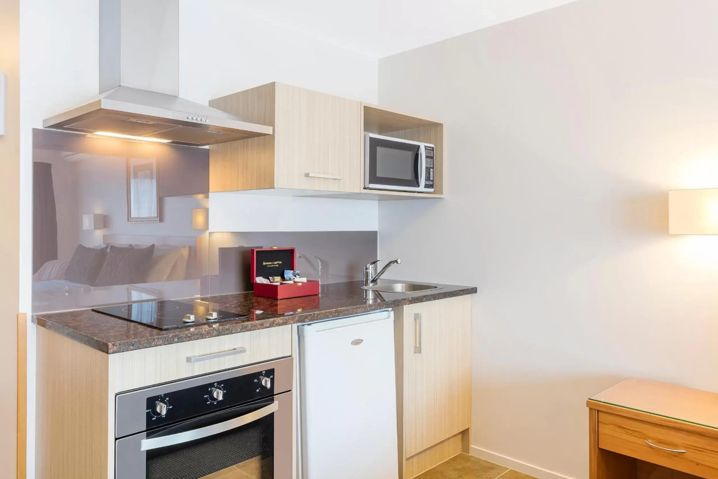 Kitchen or kitchenette, Kitchen/Kitchenette in Best Western Newmarket Inn & Suites