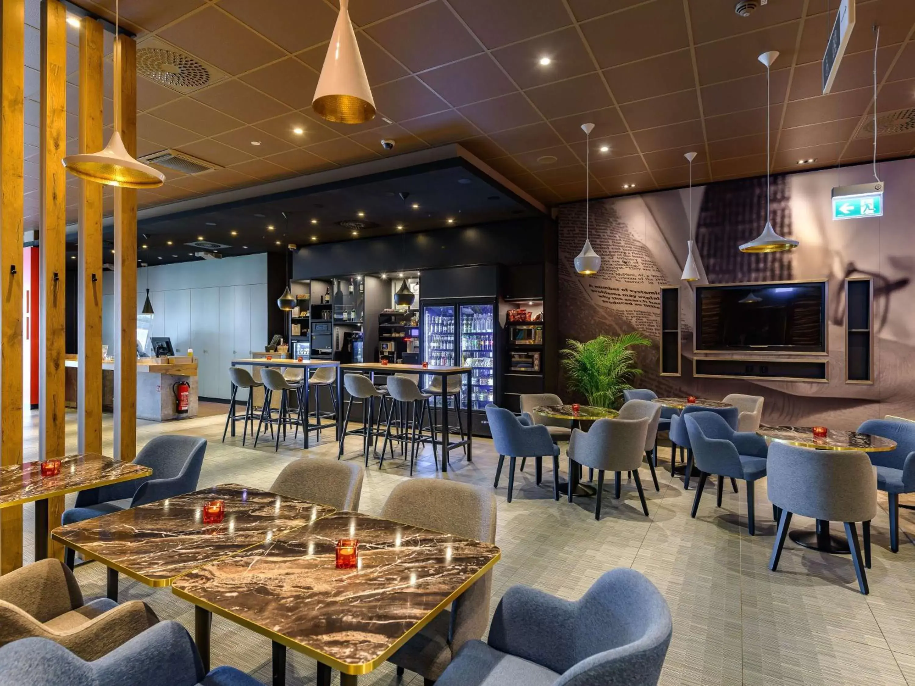 Lounge or bar, Restaurant/Places to Eat in Ibis Berlin Hauptbahnhof