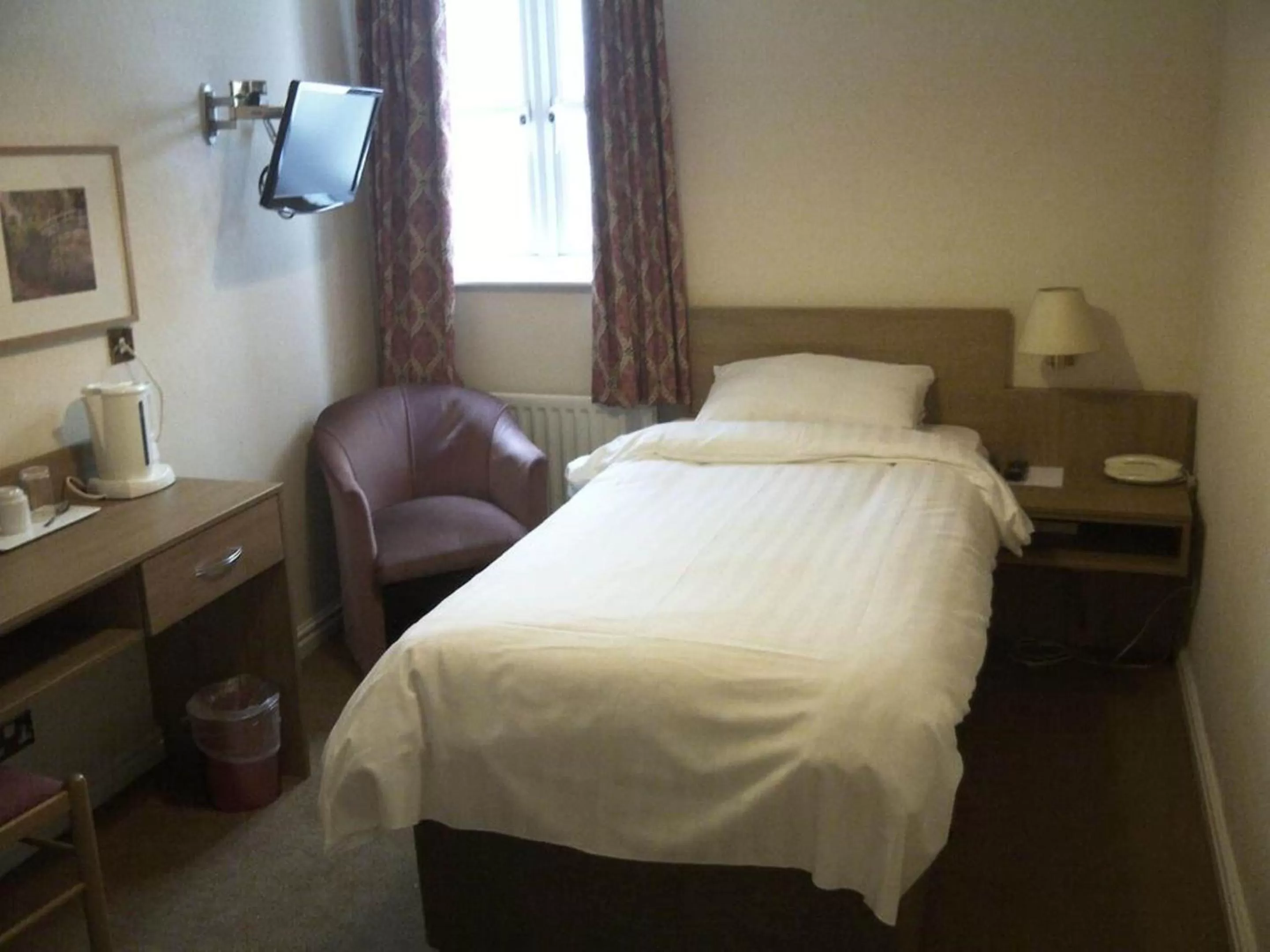 Bedroom, Bed in The Queensgate Hotel